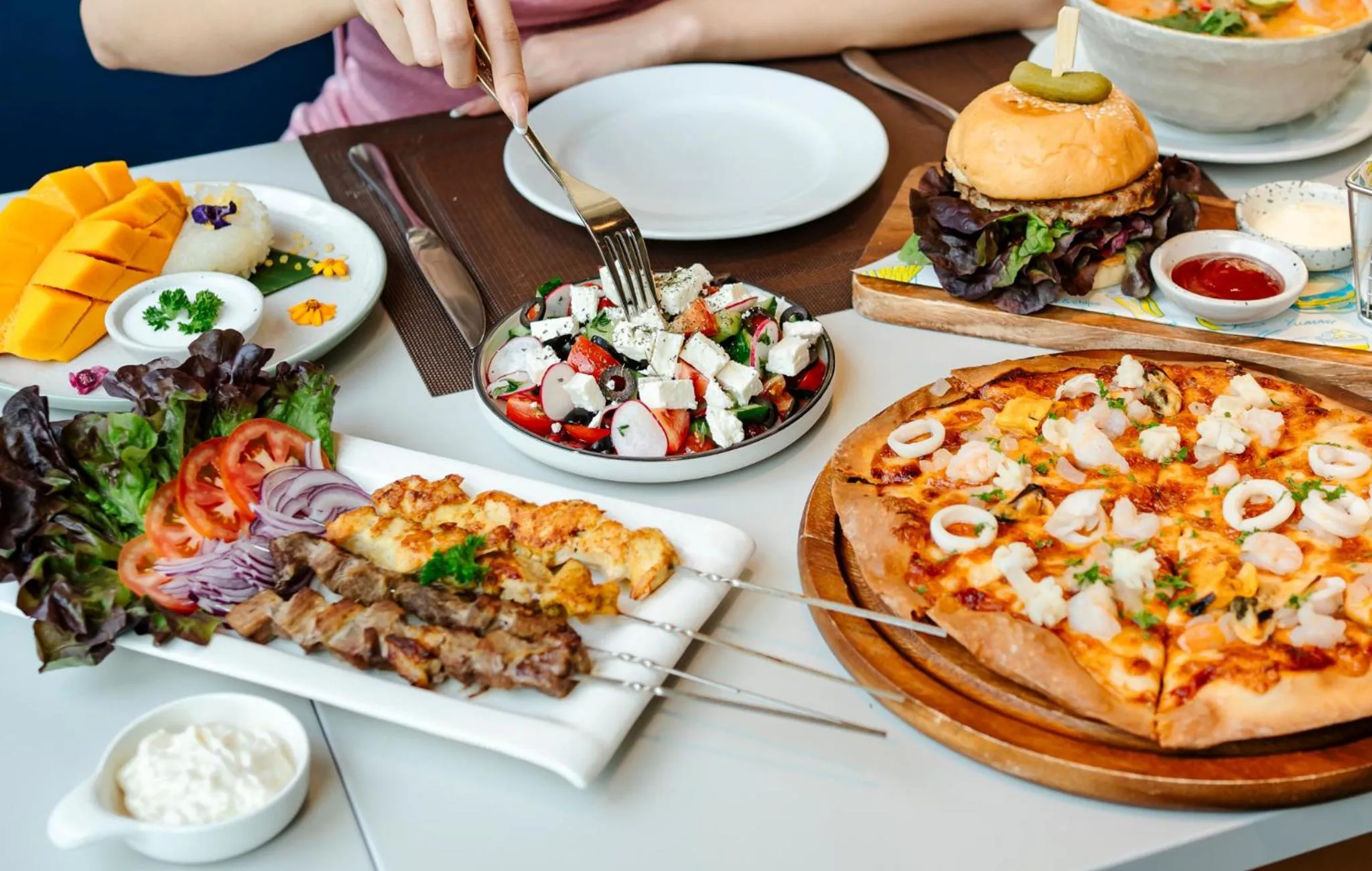 Restaurant/places to eat in Holiday Inn Express Bangkok Soi Soonvijai by IHG