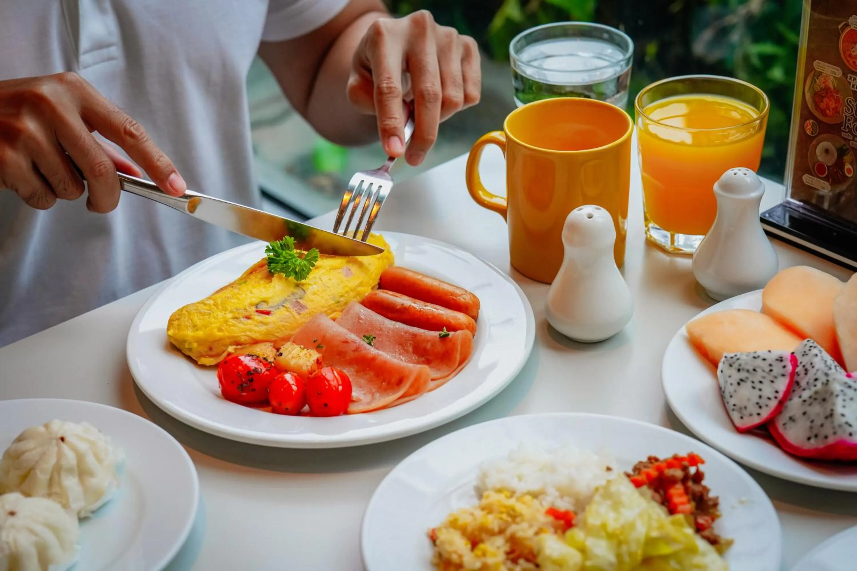 Restaurant/places to eat in Holiday Inn Express Bangkok Soi Soonvijai by IHG