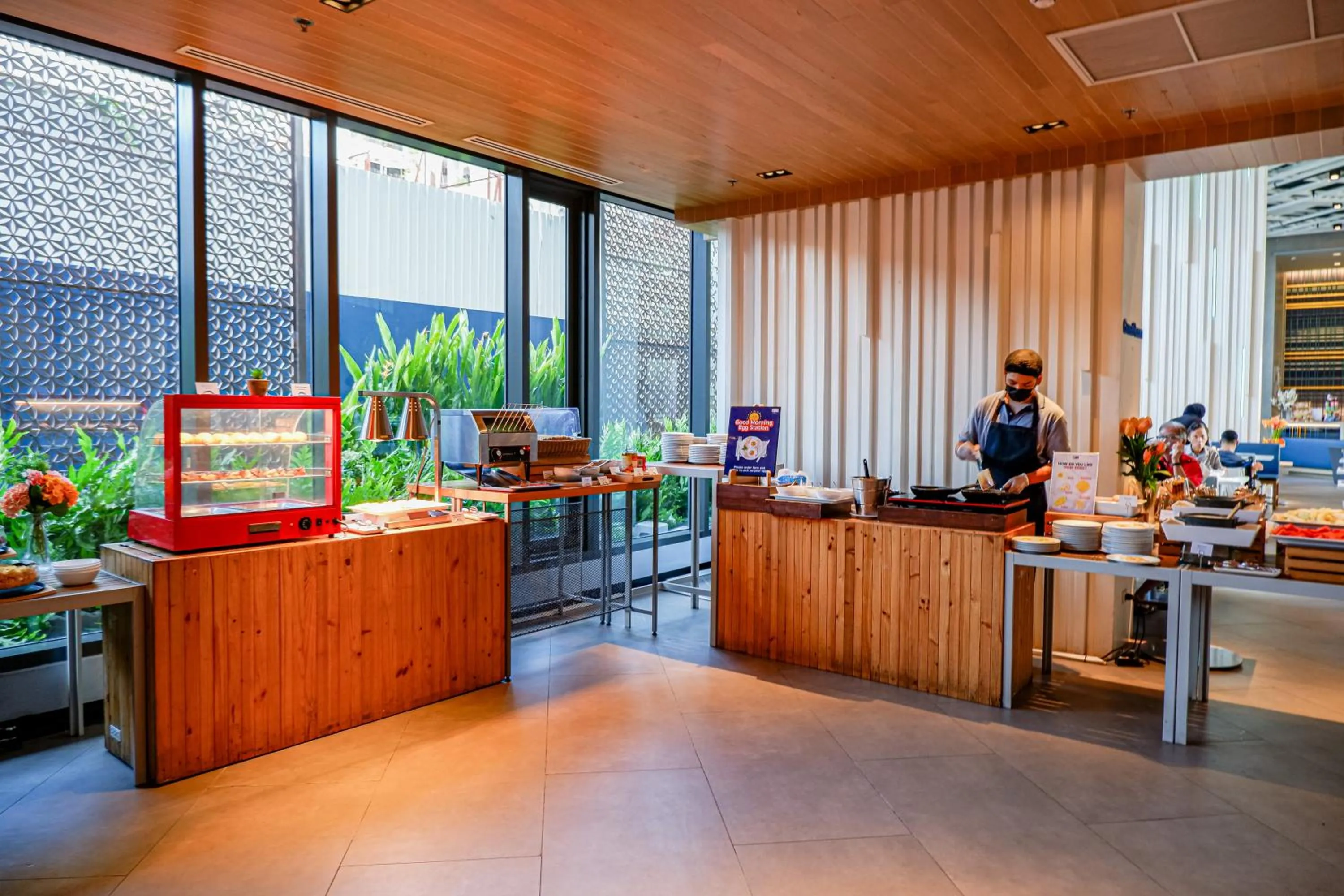 Breakfast in Holiday Inn Express Bangkok Soi Soonvijai by IHG