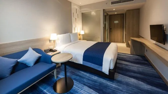 Bed in Holiday Inn Express Bangkok Soi Soonvijai by IHG