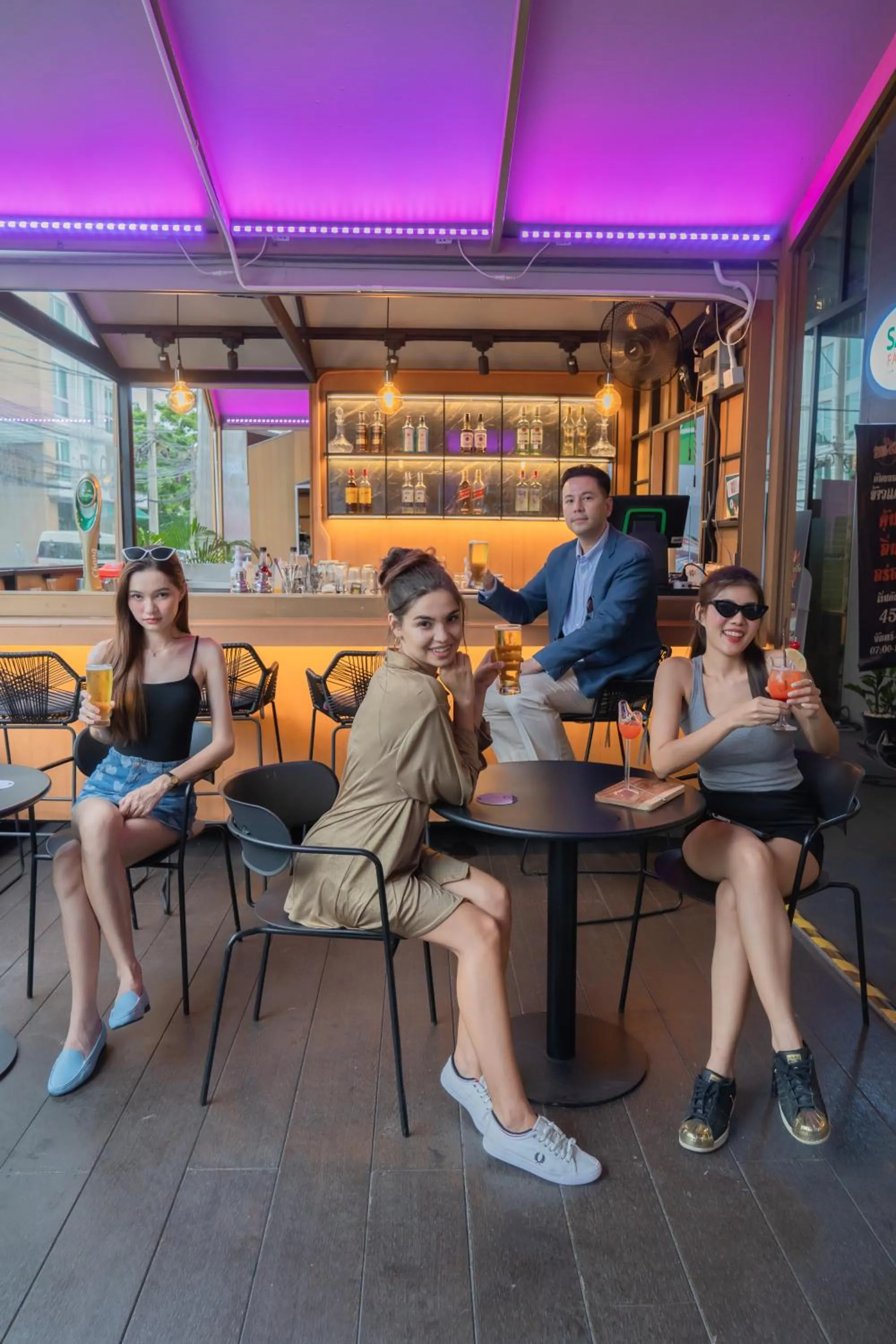 Restaurant/places to eat in Holiday Inn Express Bangkok Soi Soonvijai by IHG