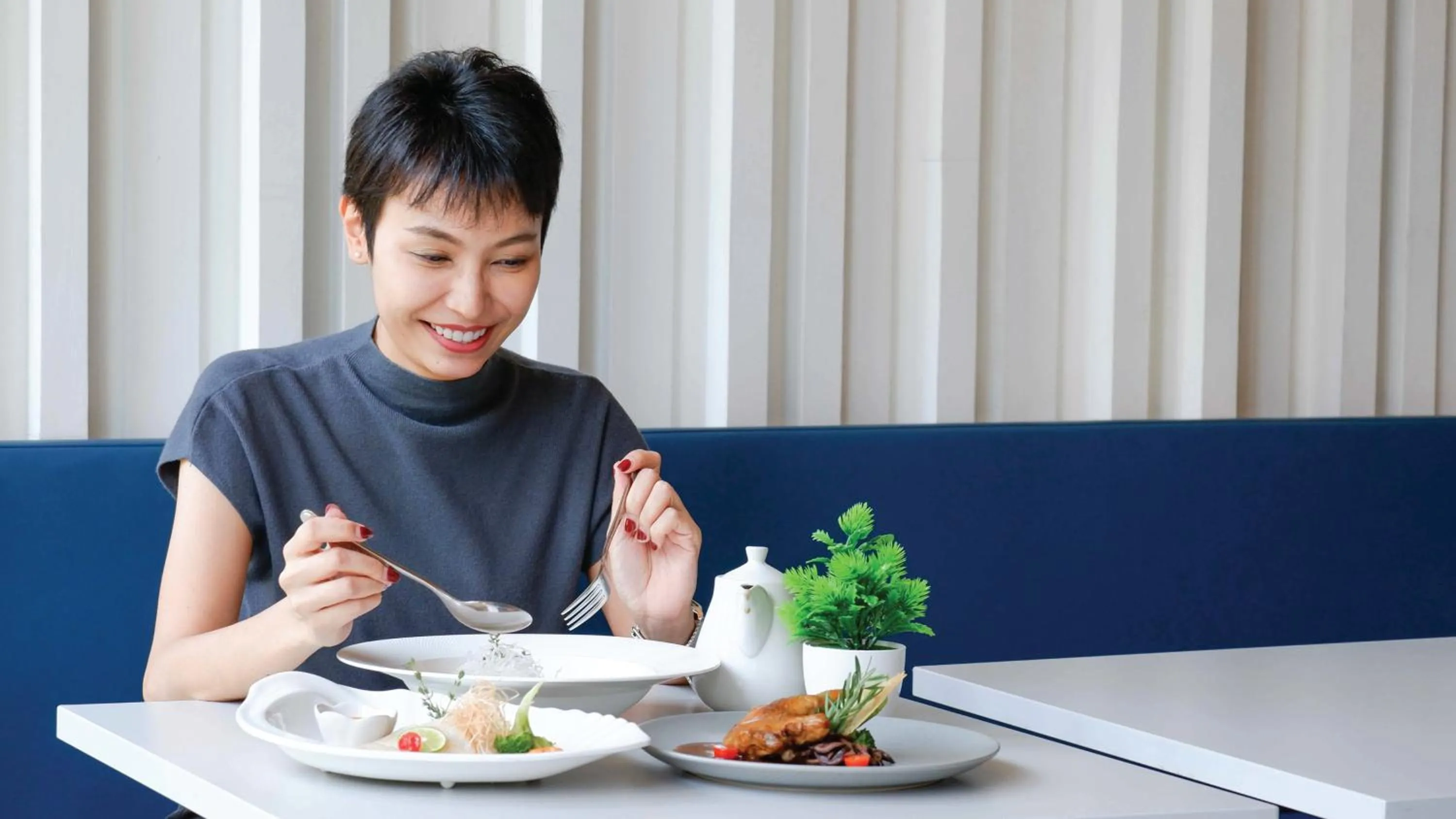 Restaurant/places to eat in Holiday Inn Express Bangkok Soi Soonvijai by IHG