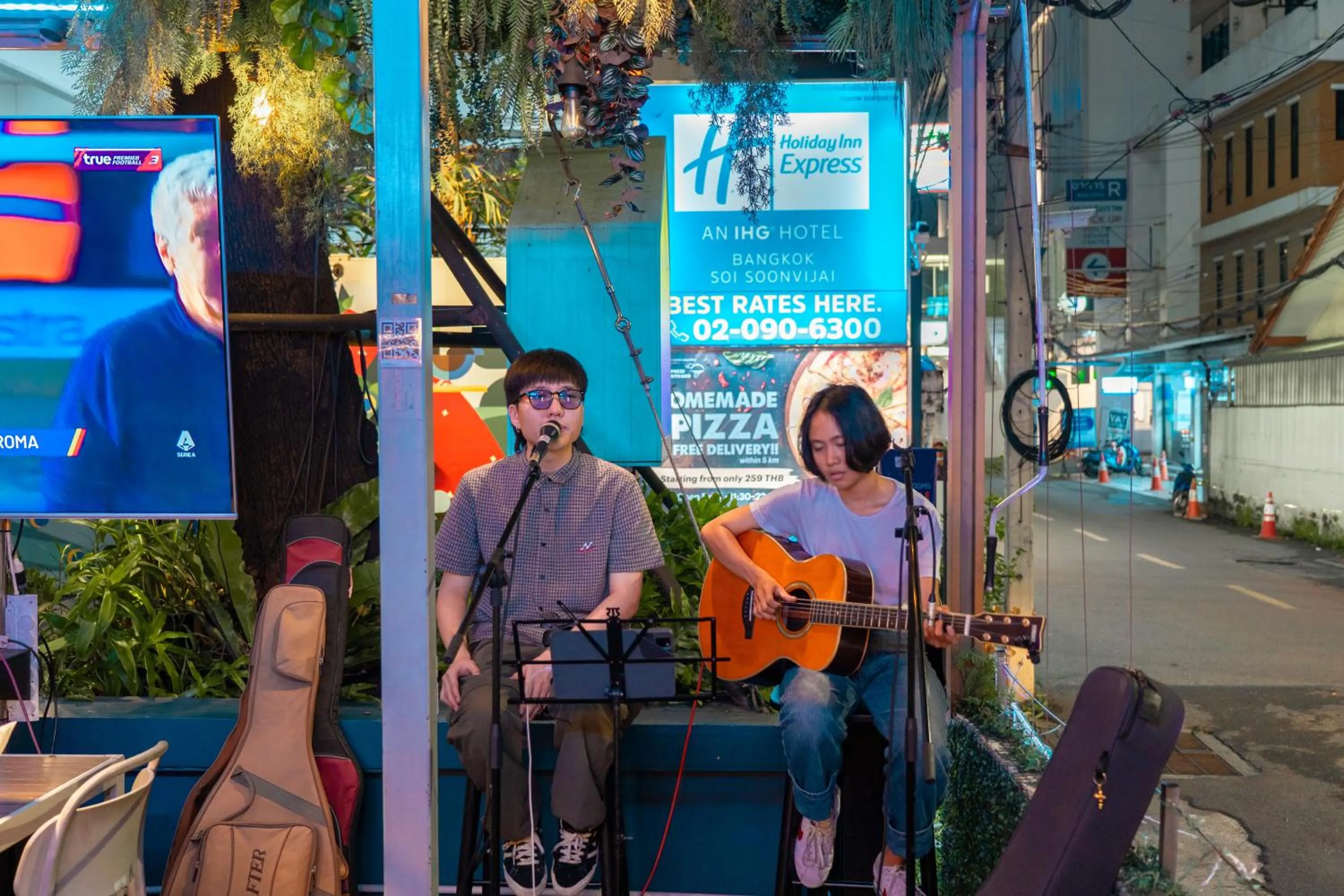 Lounge or bar in Holiday Inn Express Bangkok Soi Soonvijai by IHG