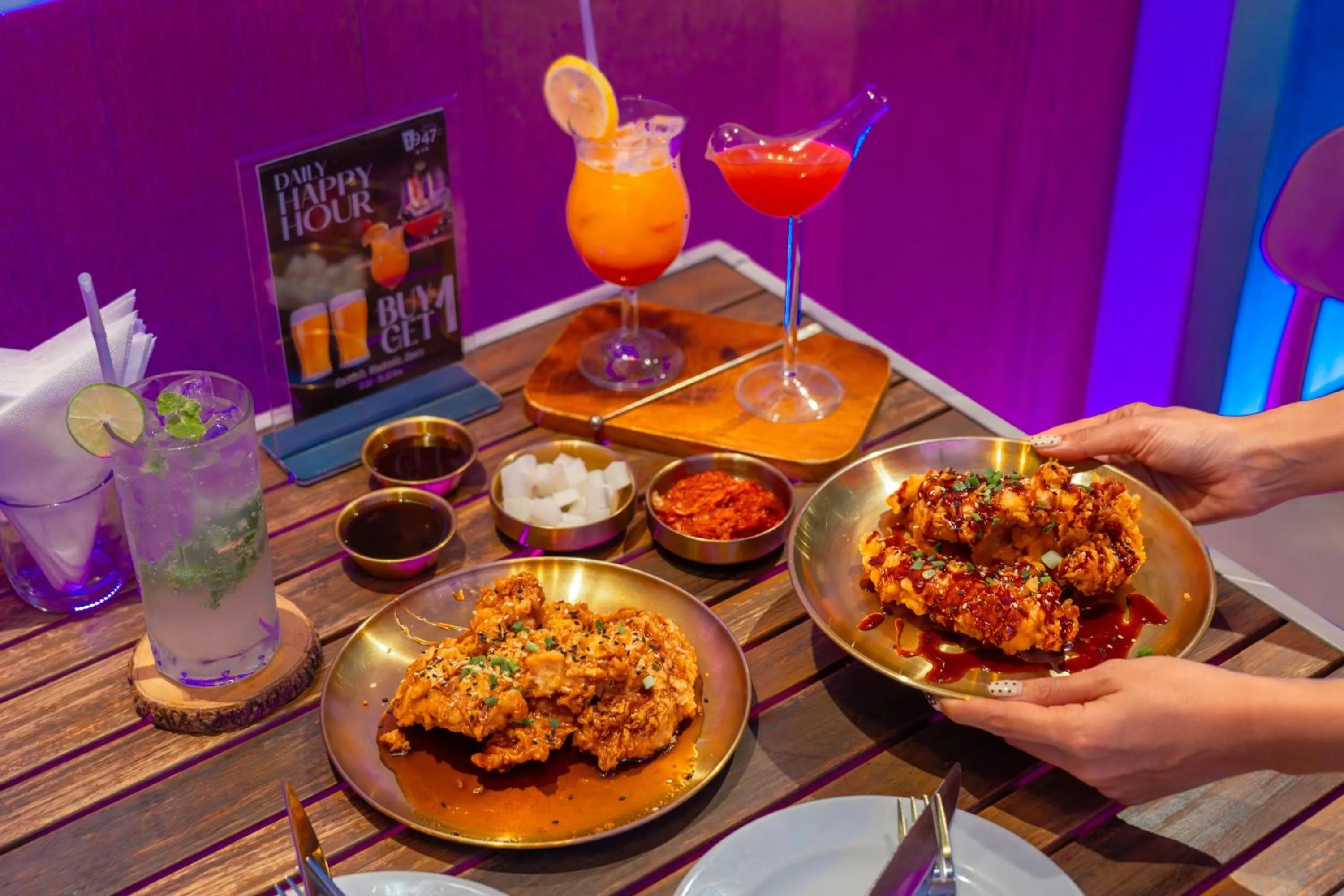 Restaurant/places to eat in Holiday Inn Express Bangkok Soi Soonvijai by IHG