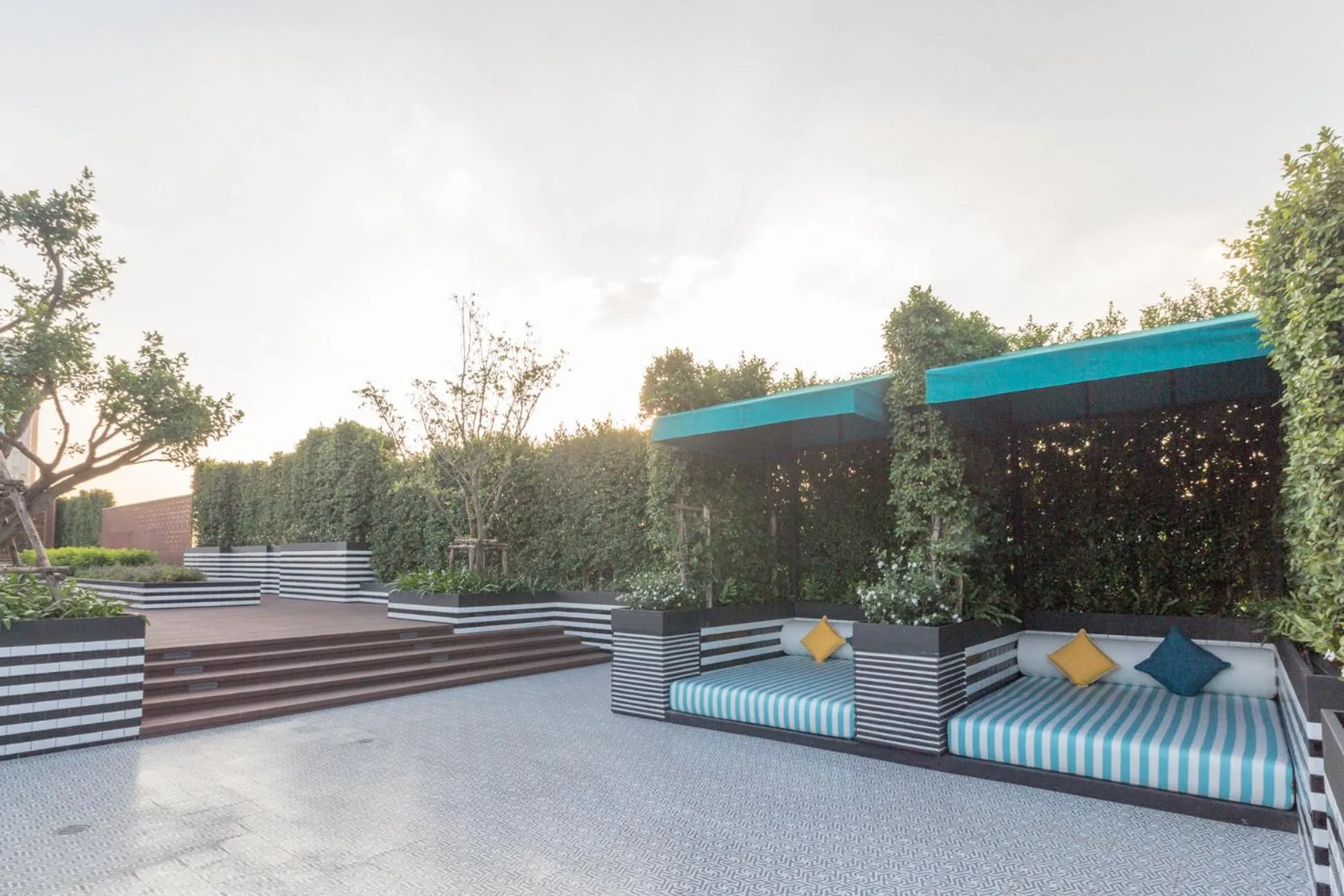 Garden in Holiday Inn Express Bangkok Soi Soonvijai by IHG