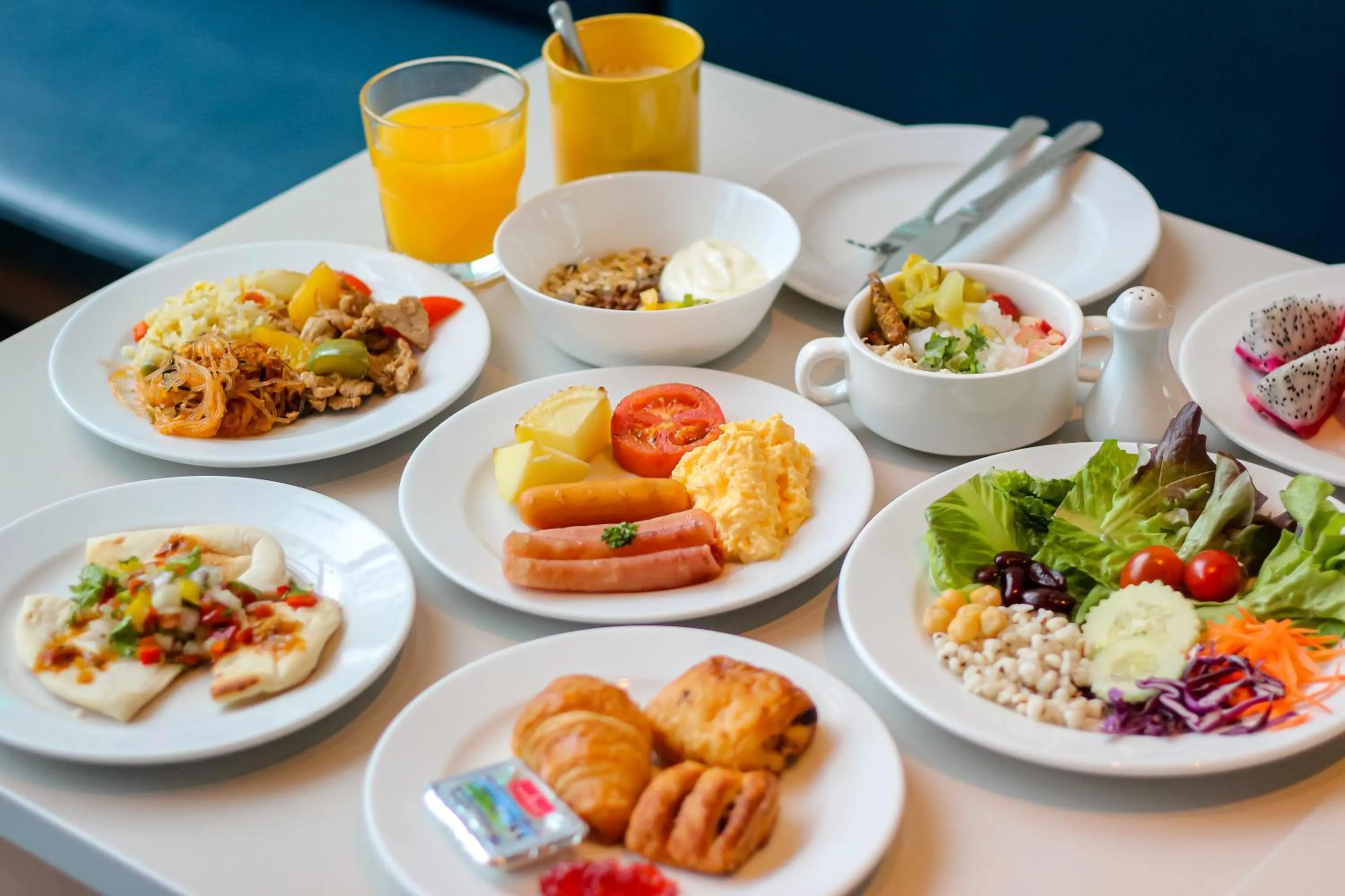 Restaurant/places to eat in Holiday Inn Express Bangkok Soi Soonvijai by IHG