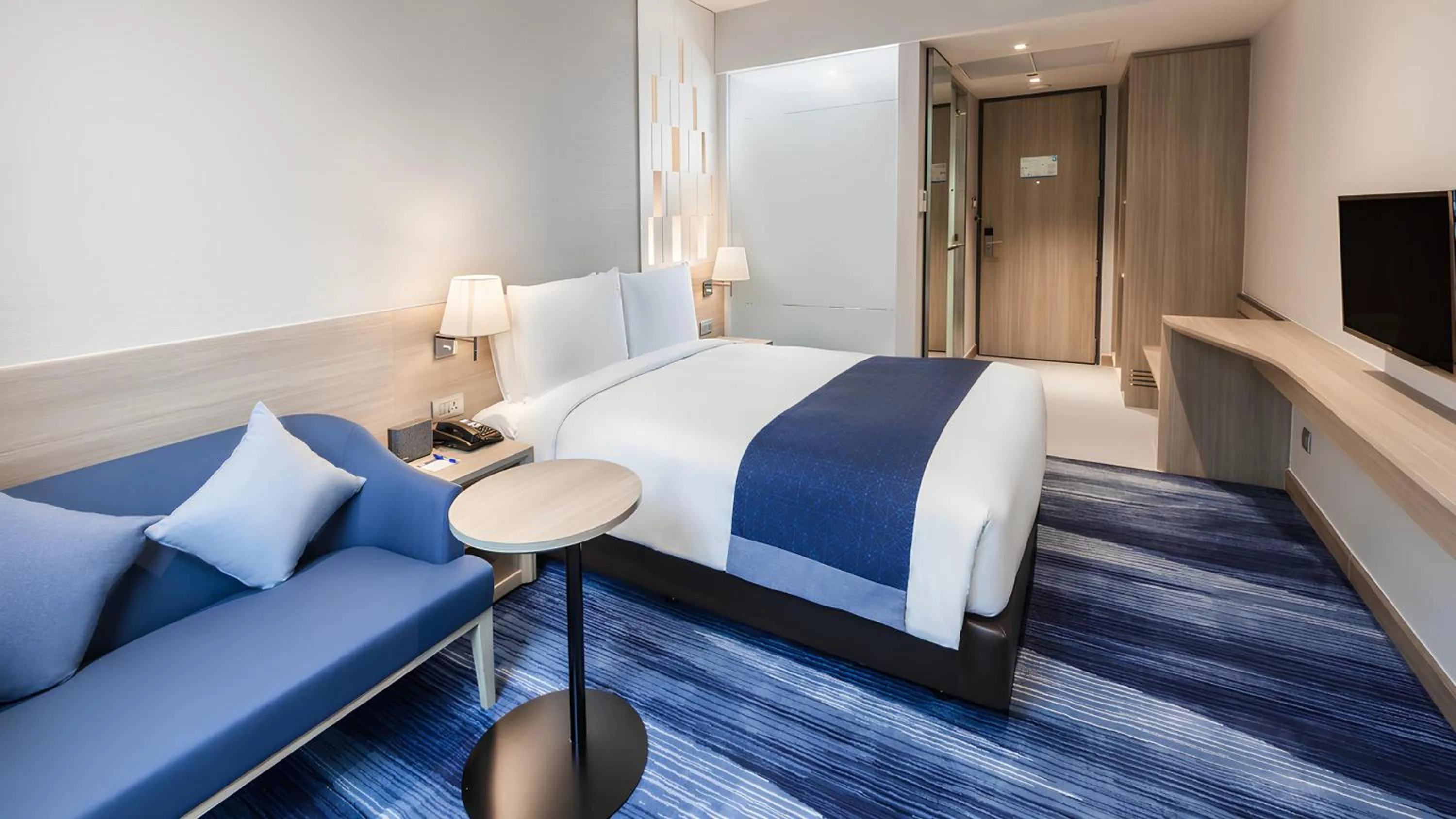 Bed in Holiday Inn Express Bangkok Soi Soonvijai by IHG