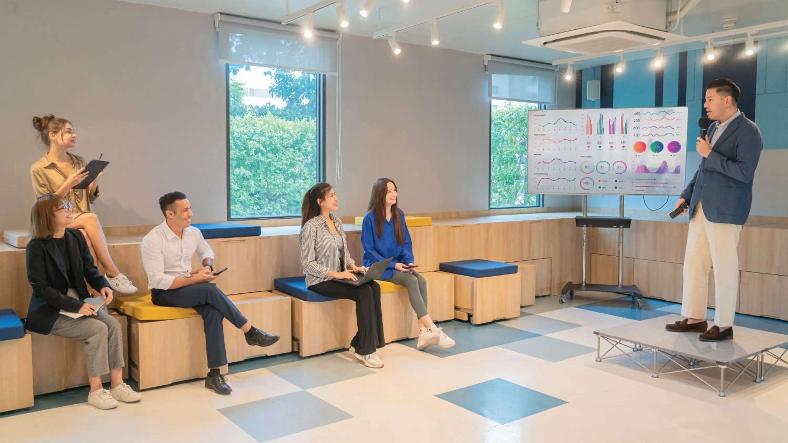 Meeting/conference room in Holiday Inn Express Bangkok Soi Soonvijai by IHG