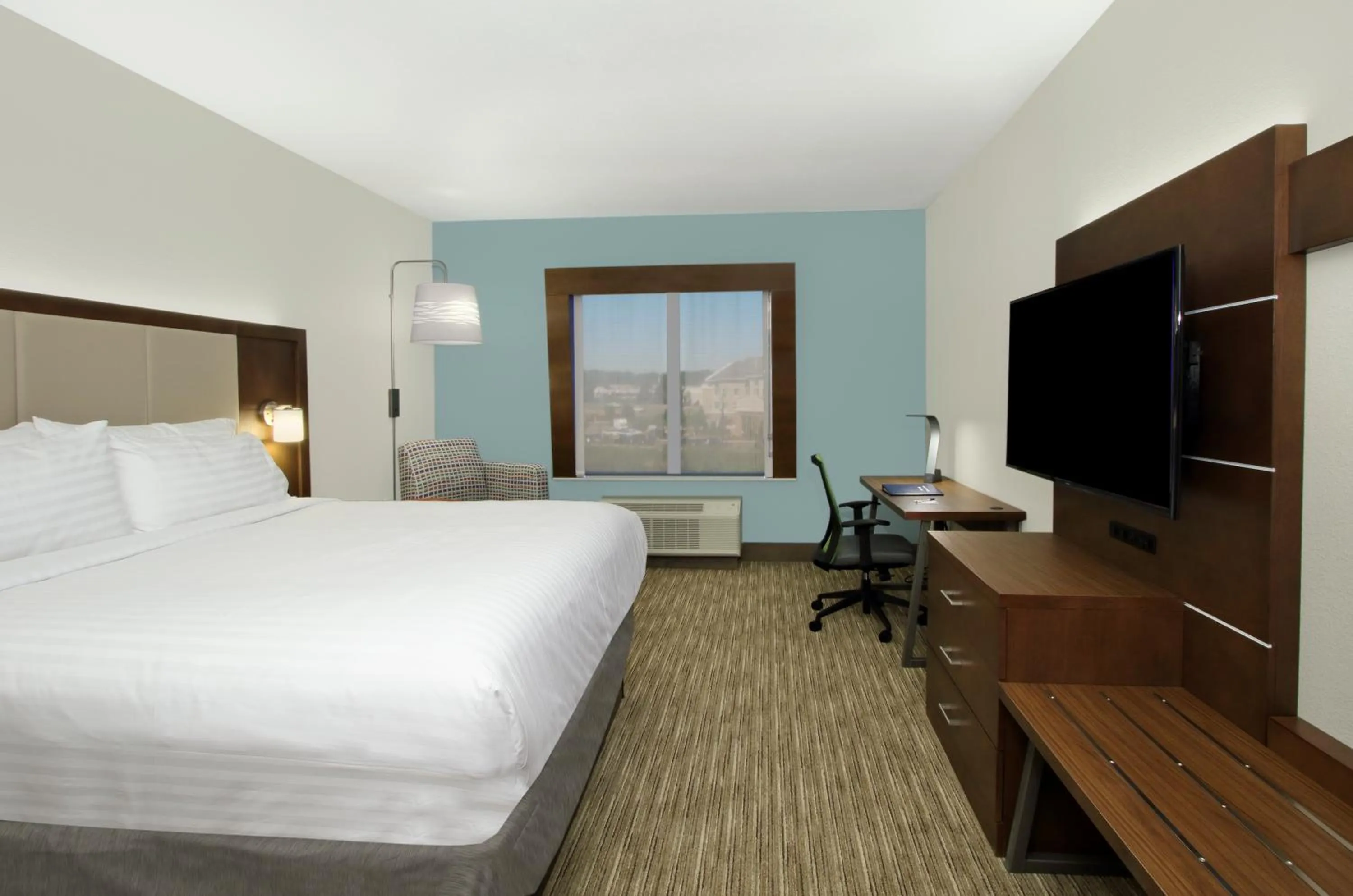 Photo of the whole room, Bed in Holiday Inn Express & Suites Columbus North by IHG