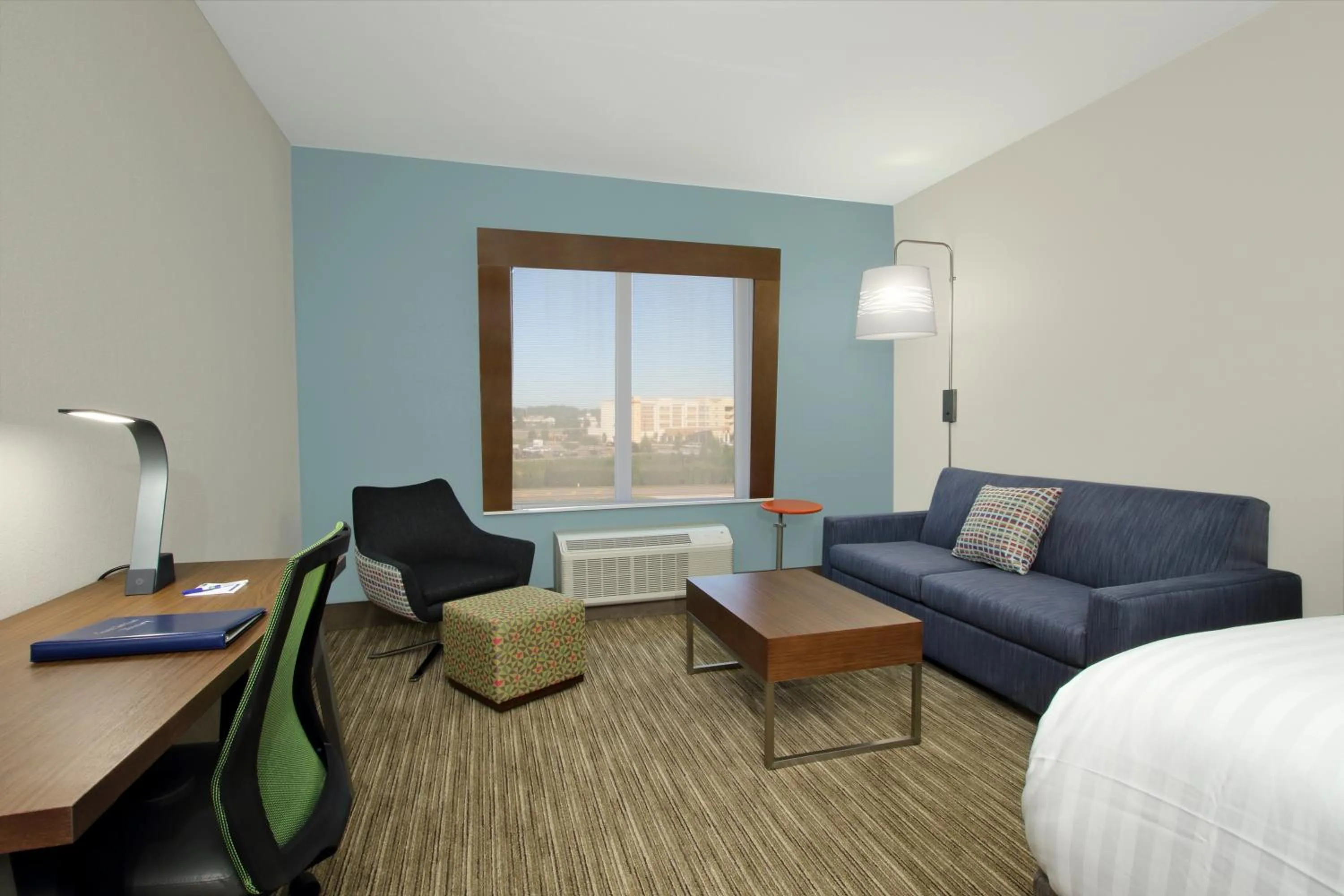 Living room, Bed in Holiday Inn Express & Suites Columbus North by IHG