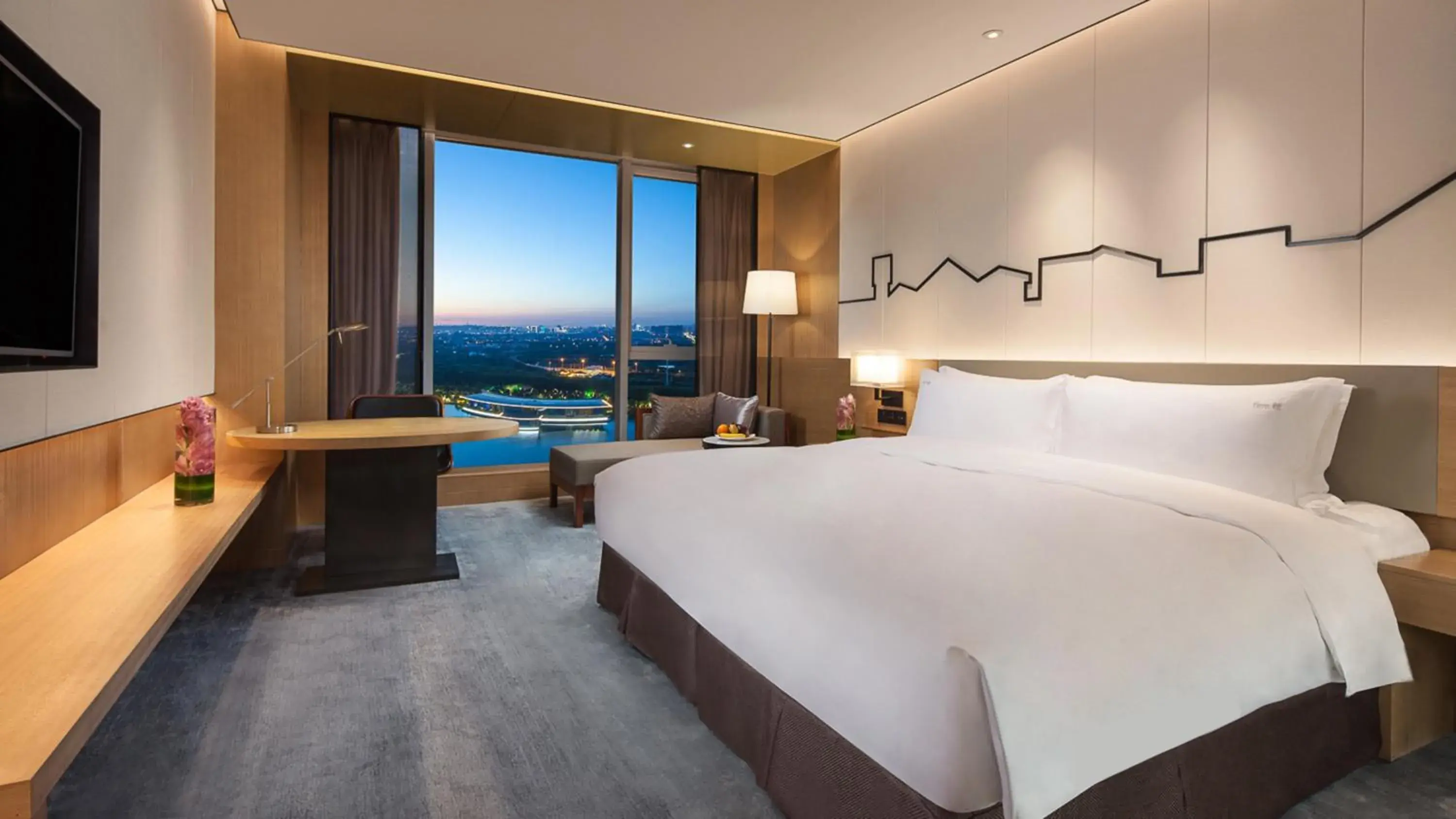 Standard King Room with Lake View in Holiday Inn Nanjing Qinhuai South by IHG Standard King Room with Lake View in Holiday Inn Nanjing Qinhuai South by IHG