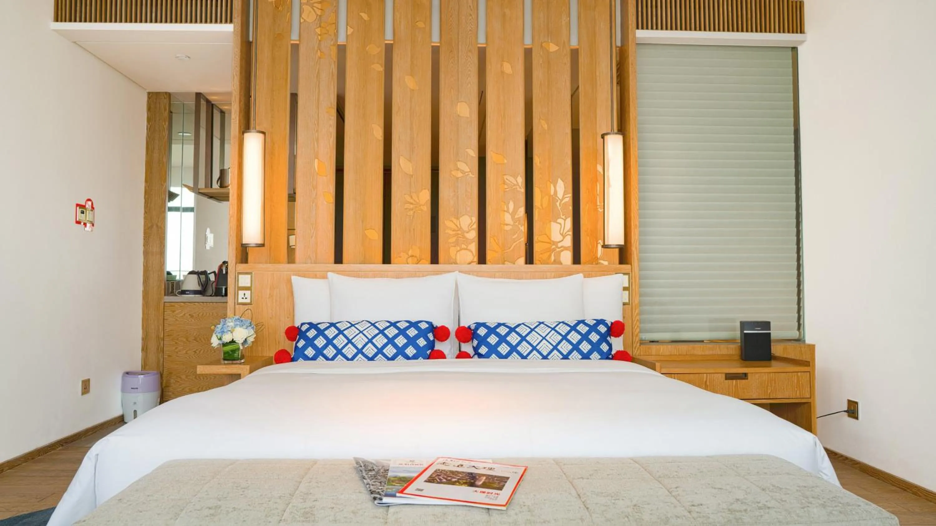 Photo of the whole room, Bed in Hotel Indigo Dali Erhai by IHG