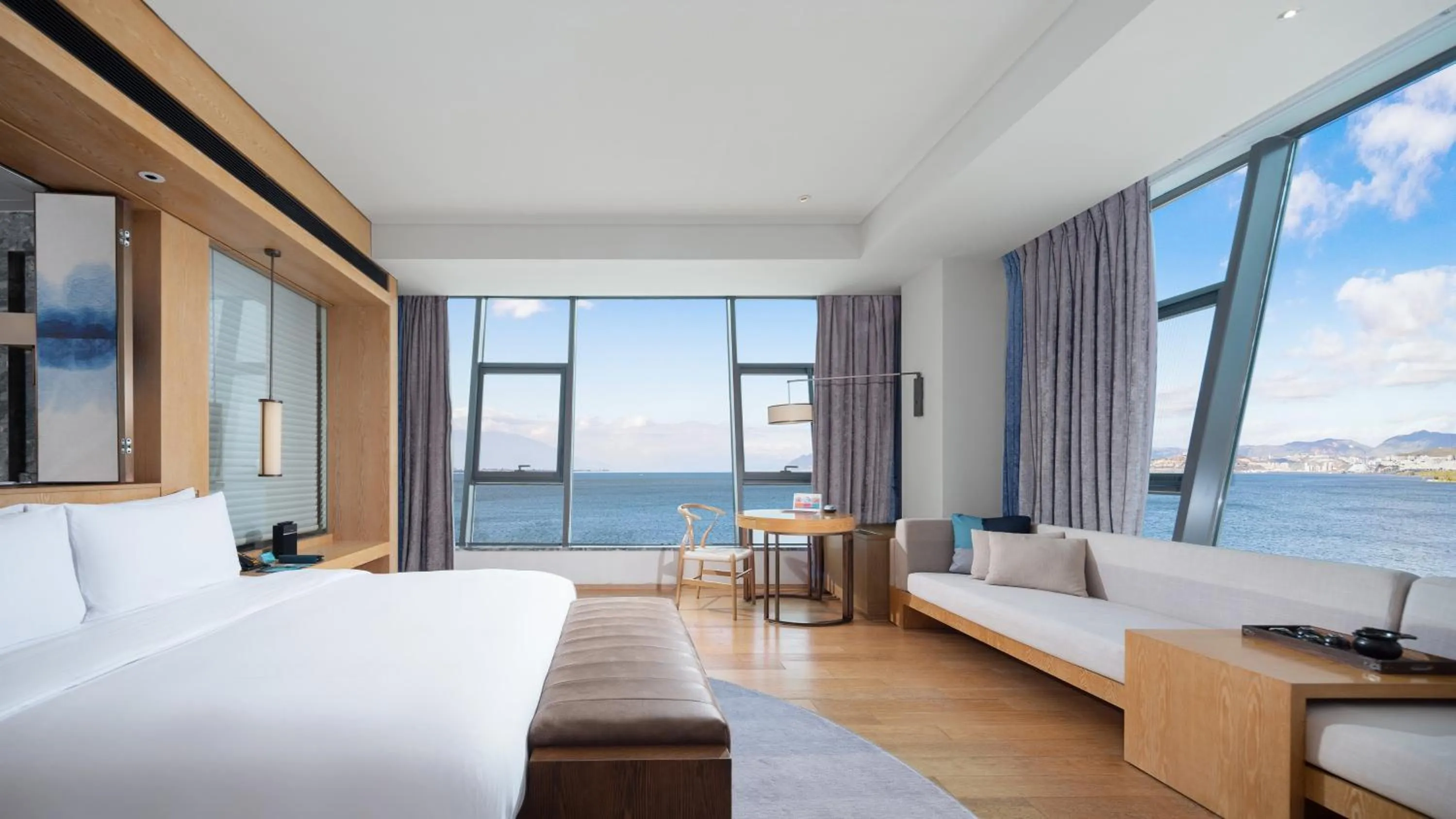 Standard King Room with View in Hotel Indigo Dali Erhai by IHG