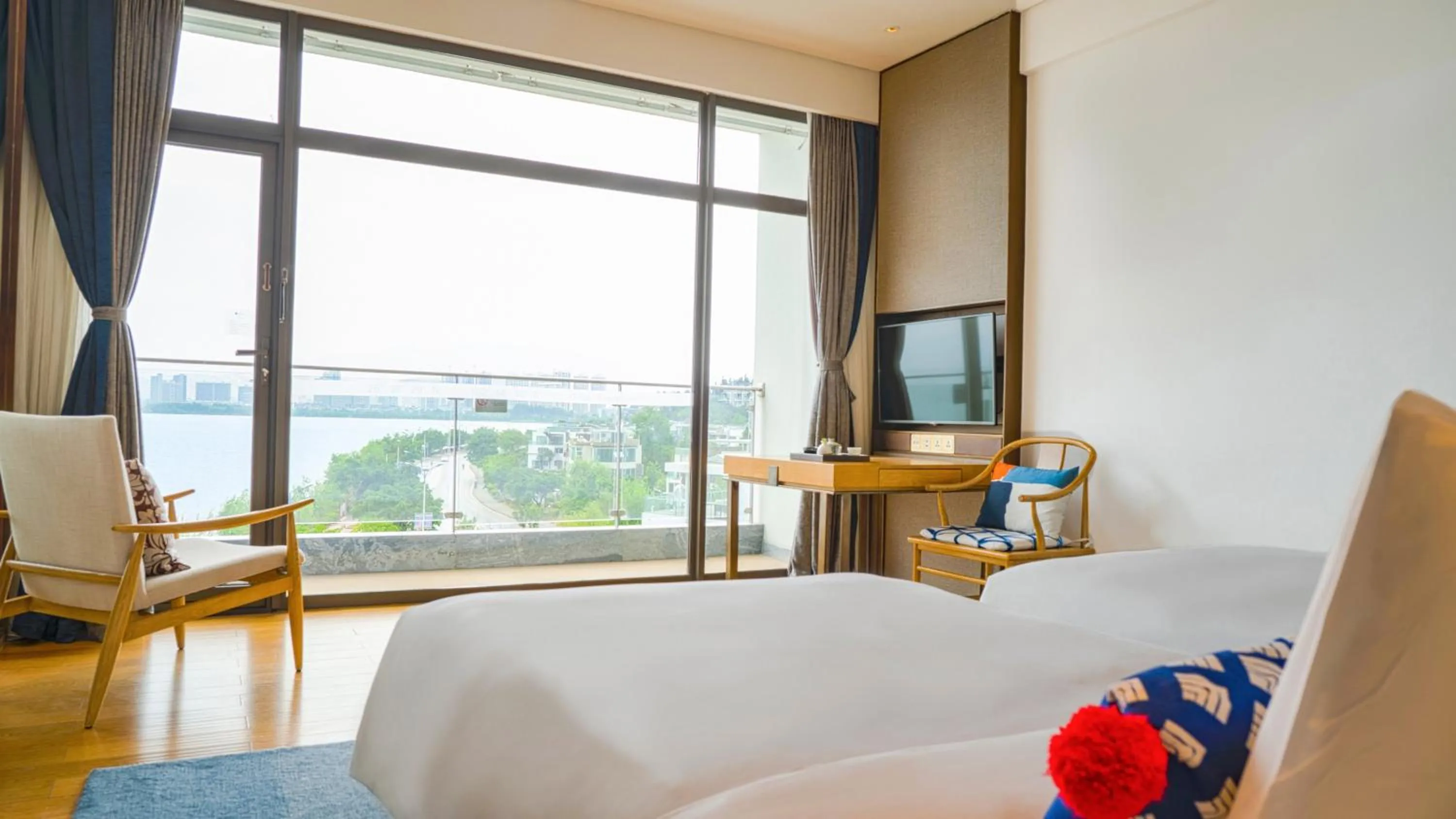 Photo of the whole room, Bed in Hotel Indigo Dali Erhai by IHG