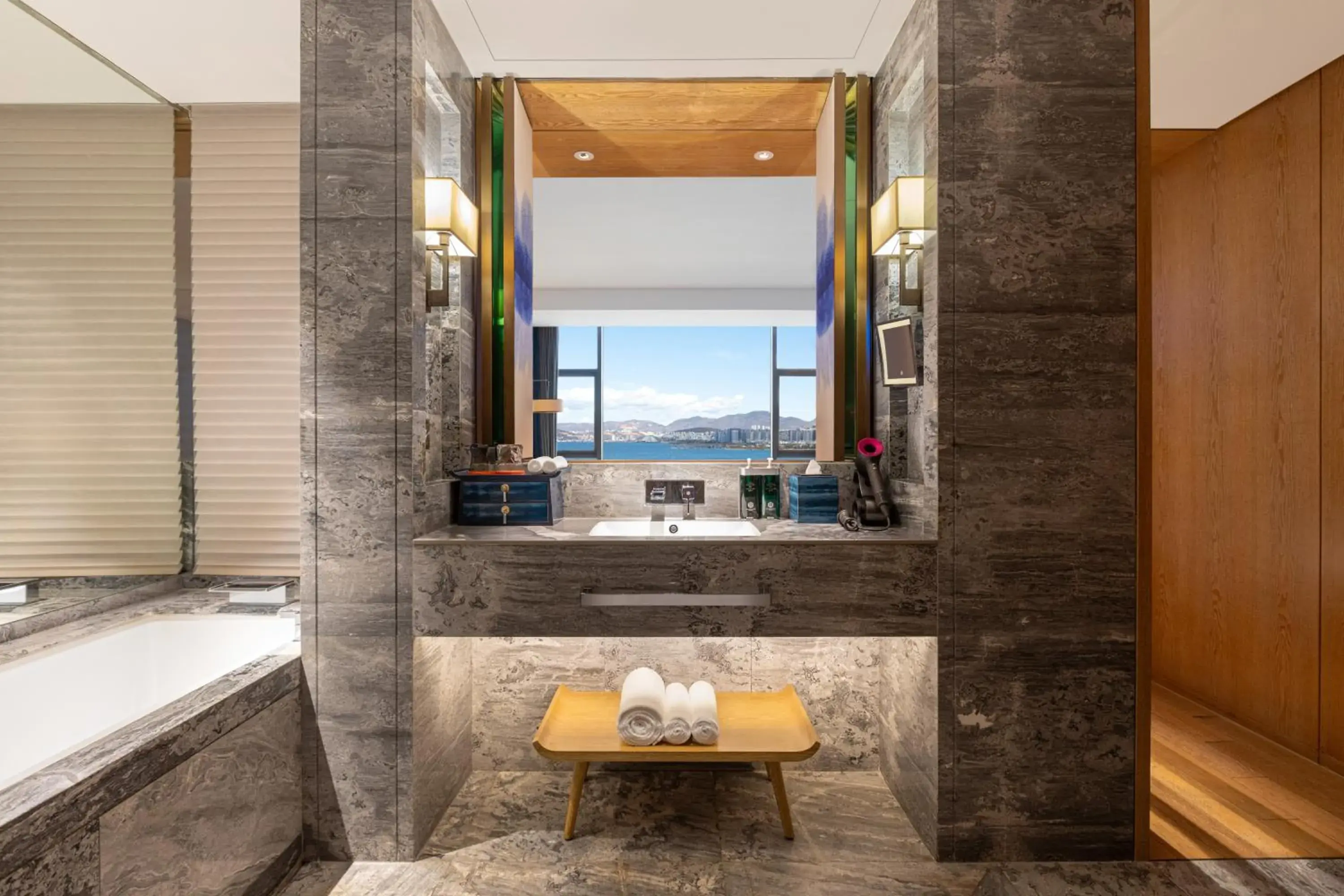 Standard Double Room with Two Double Beds and Lake View in Hotel Indigo Dali Erhai by IHG Standard Double Room with Two Double Beds and Lake View in Hotel Indigo Dali Erhai by IHG