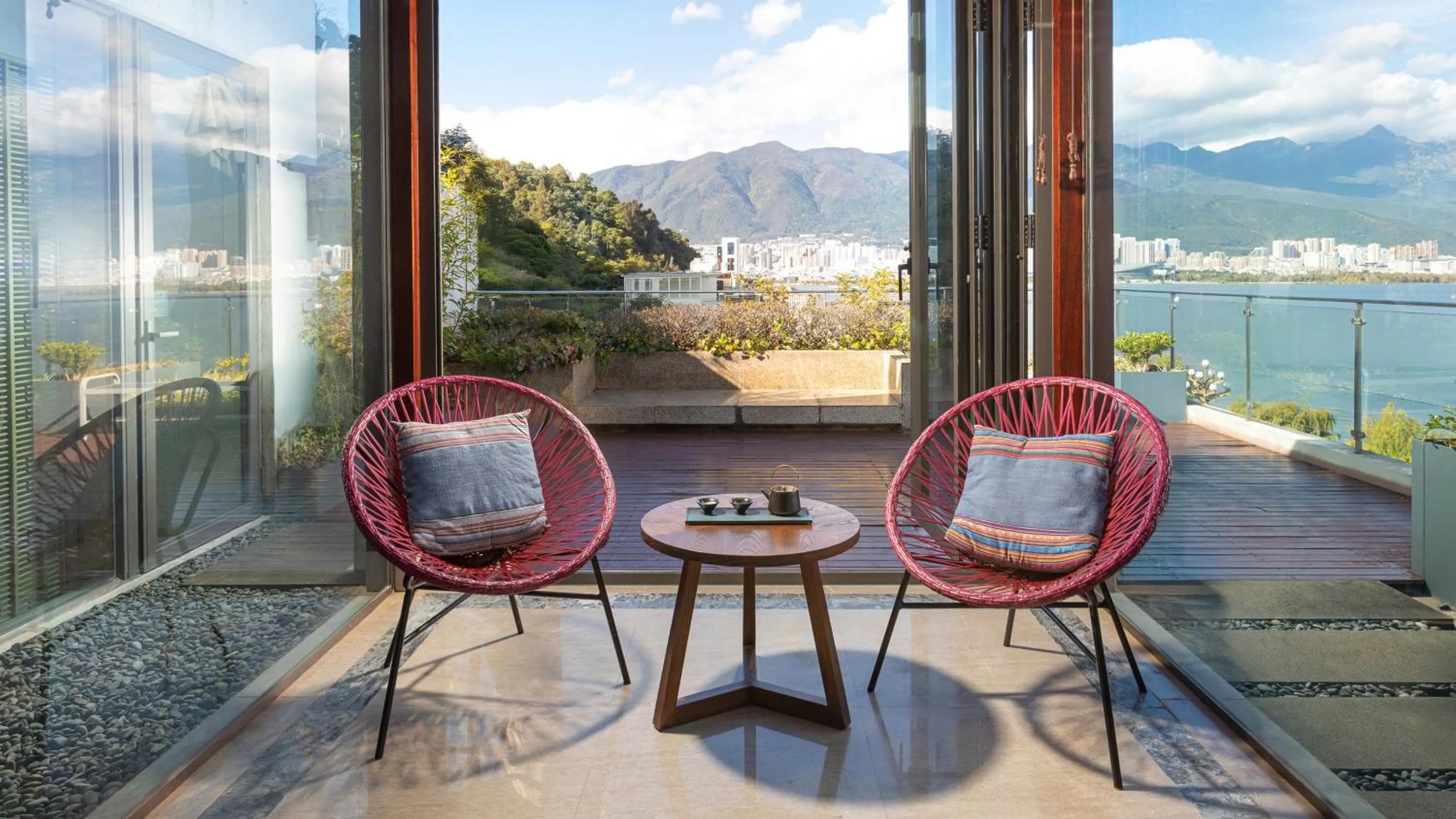 Photo of the whole room in Hotel Indigo Dali Erhai by IHG