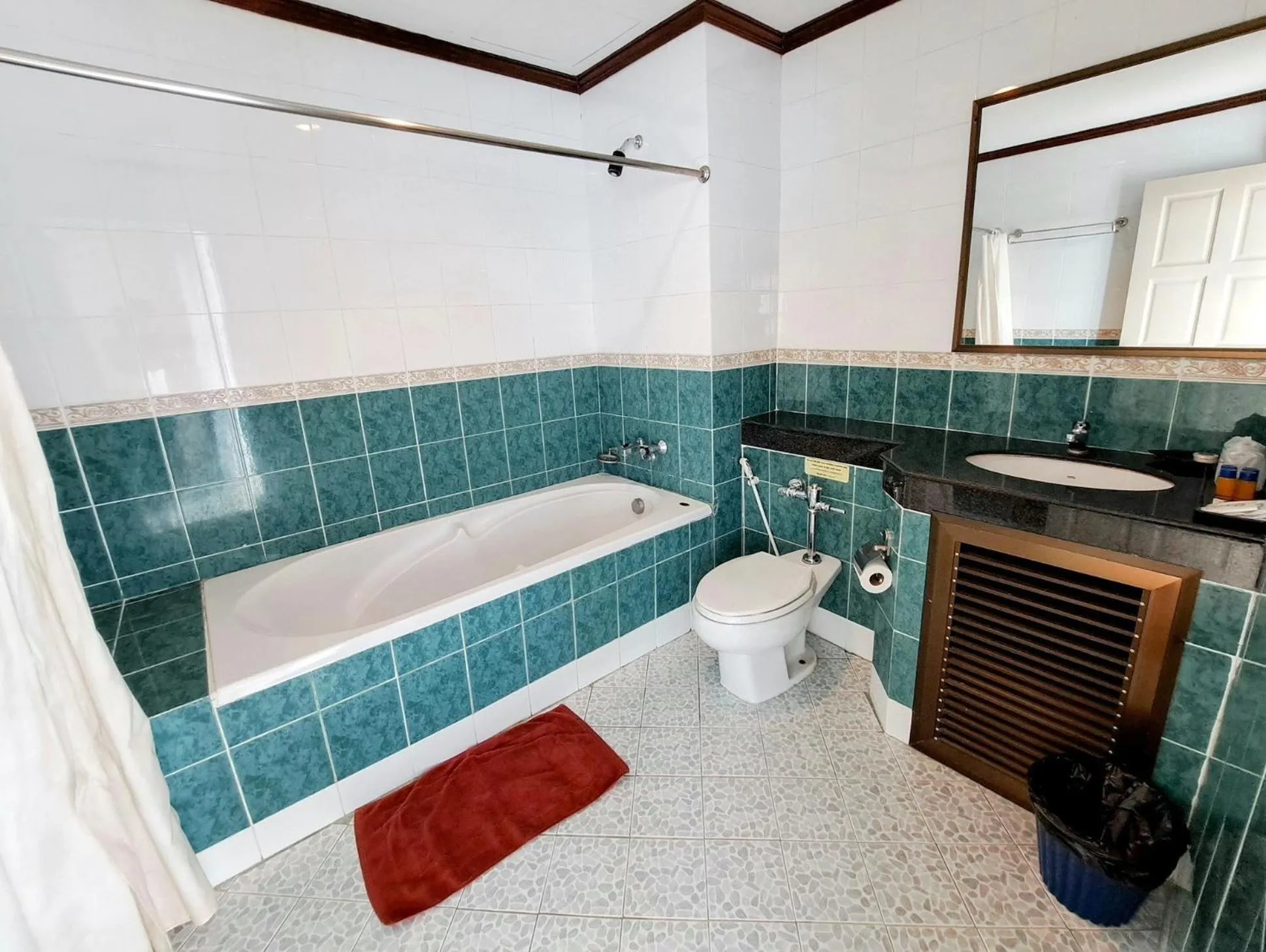 Toilet in Thipurai City Hotel