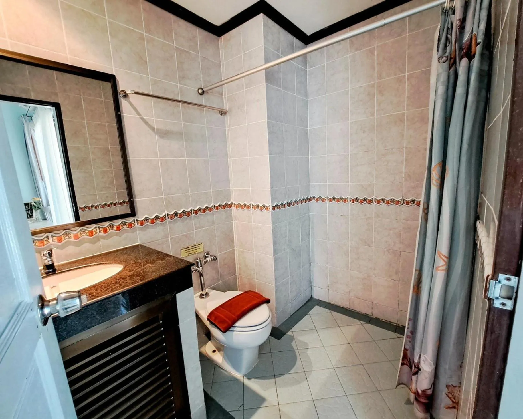 Toilet in Thipurai City Hotel