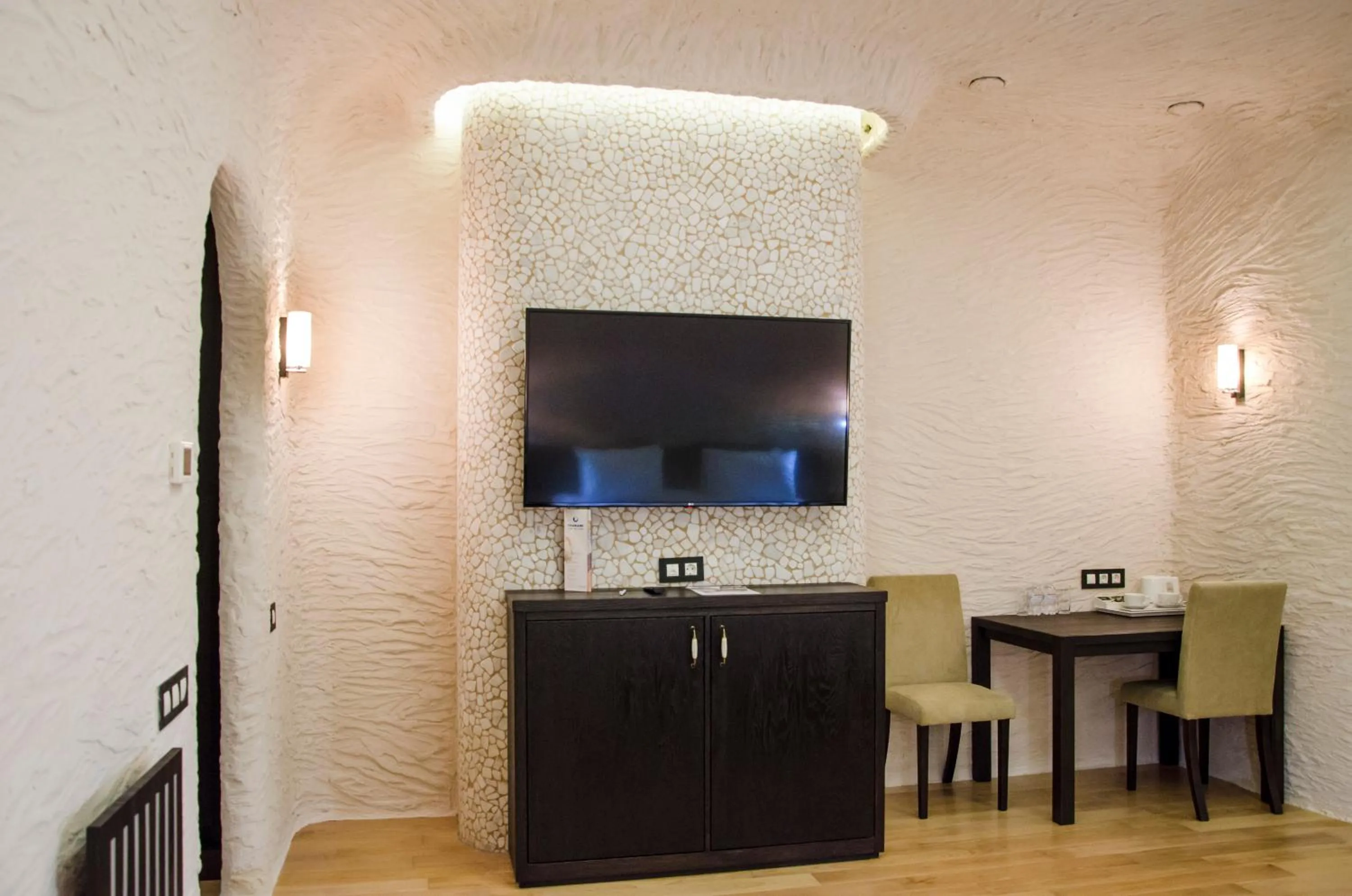 Communal lounge/ TV room in Tsunami Spa Hotel