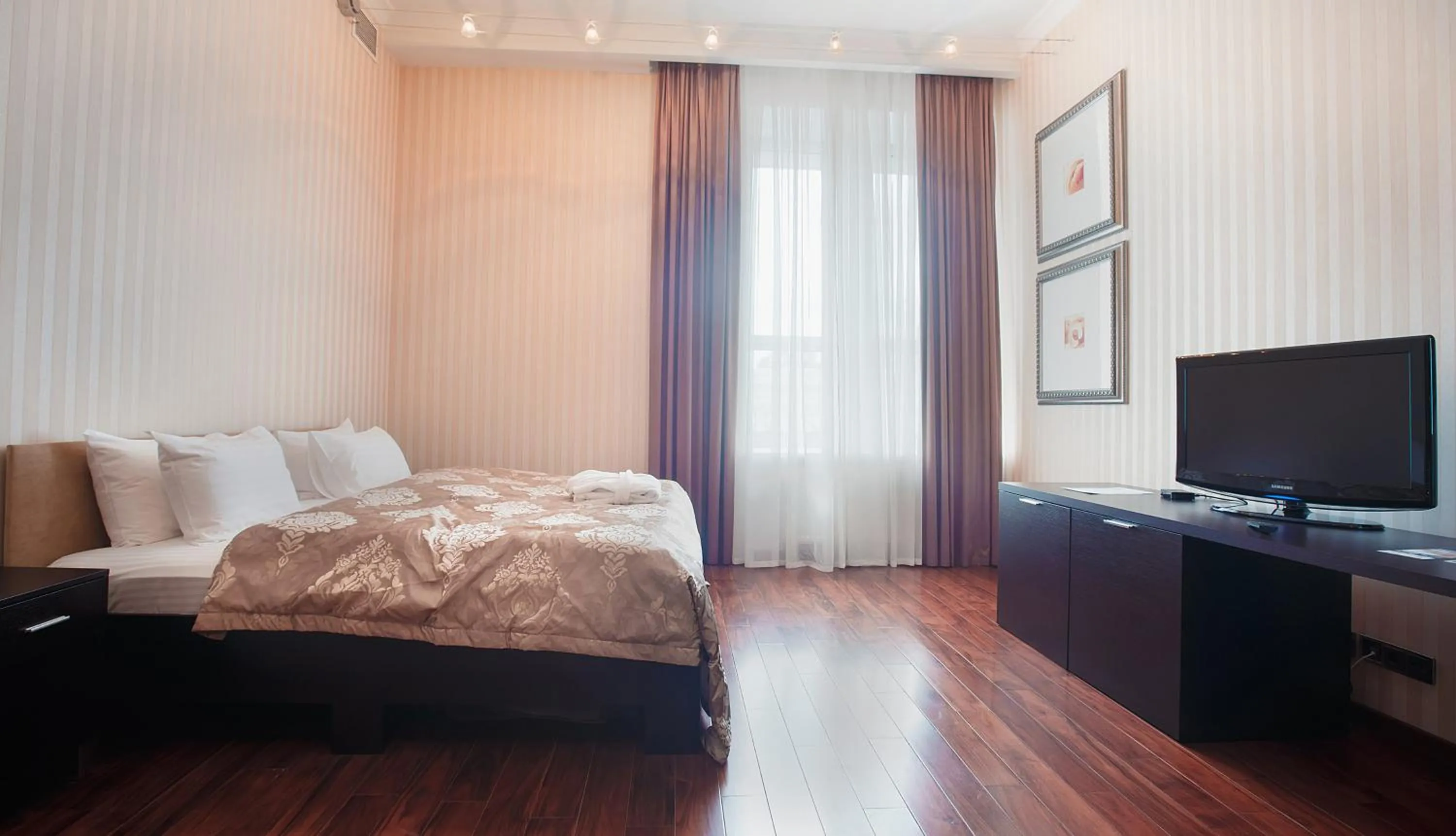 Photo of the whole room, Bed in Tsunami Spa Hotel