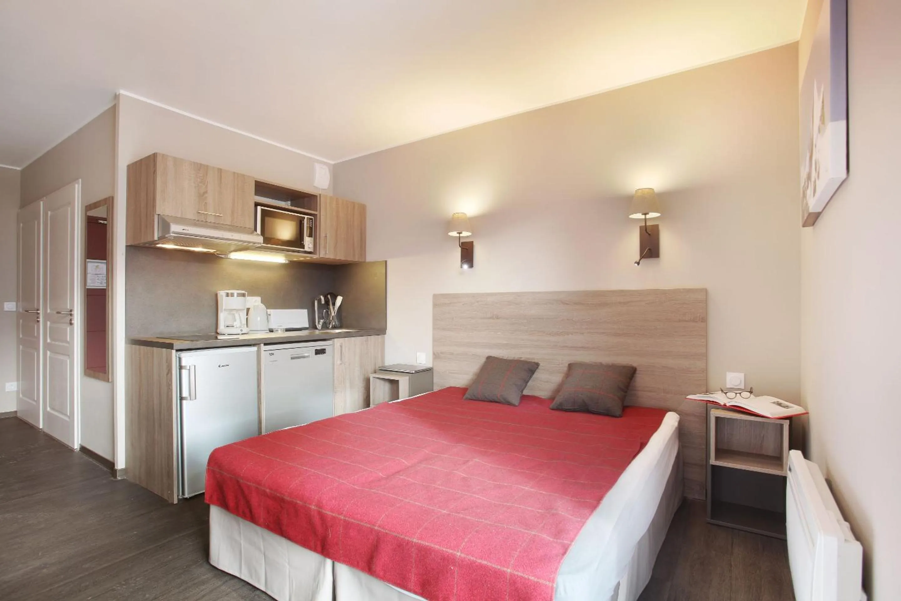 Kitchen or kitchenette, Bed in Résidence Odalys Le Village de Praroustan