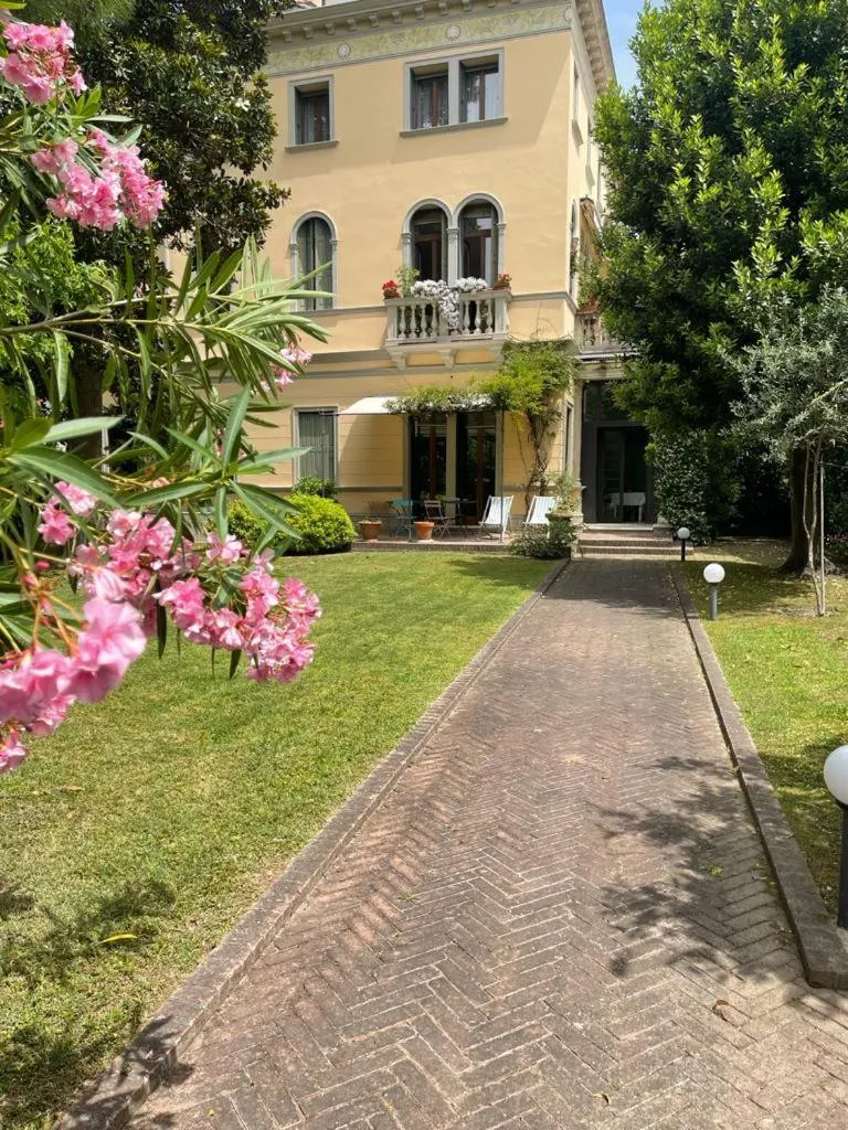 Garden view in B&B Villa Ines