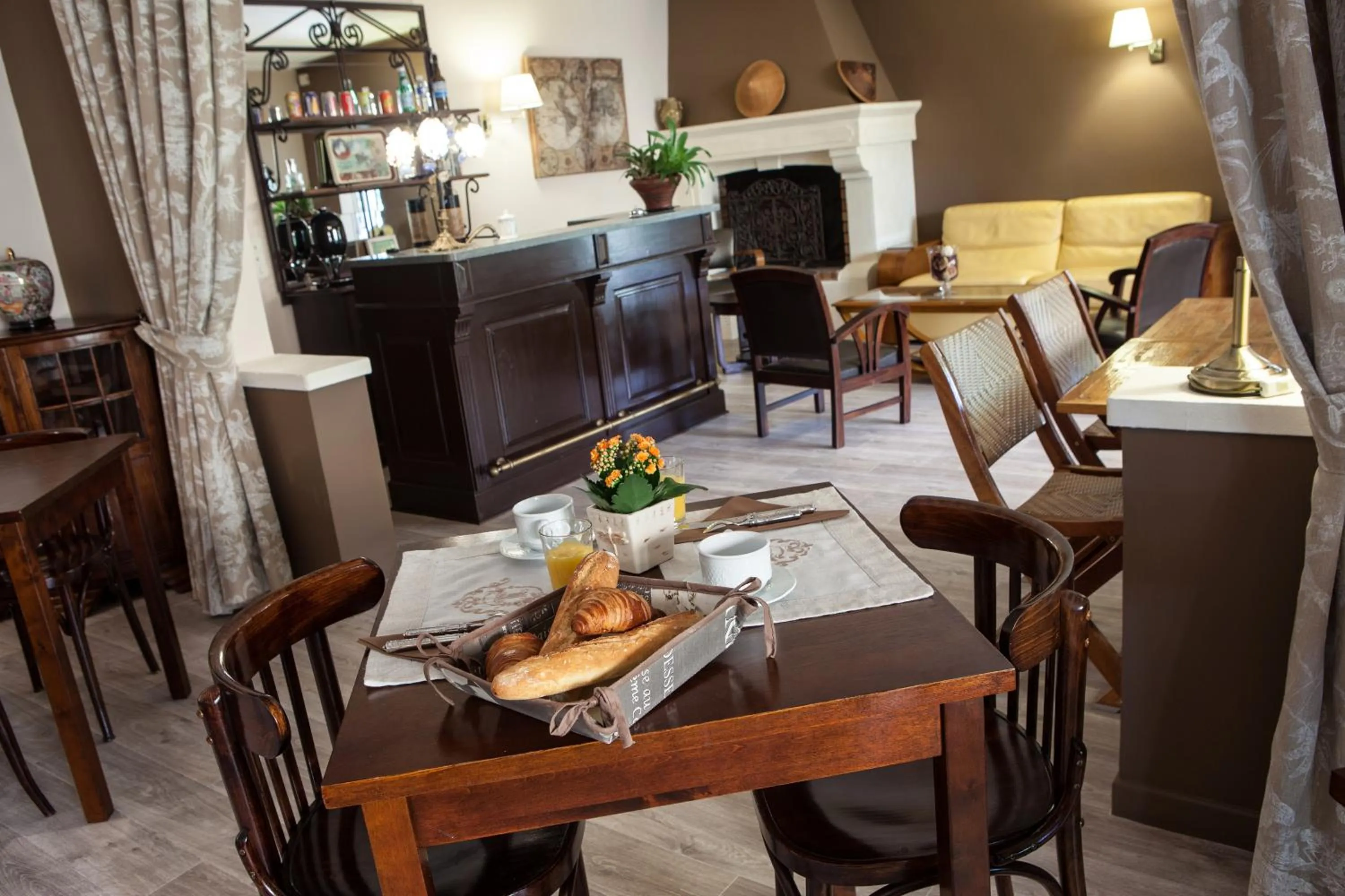 Restaurant/places to eat in Hotel Mistral