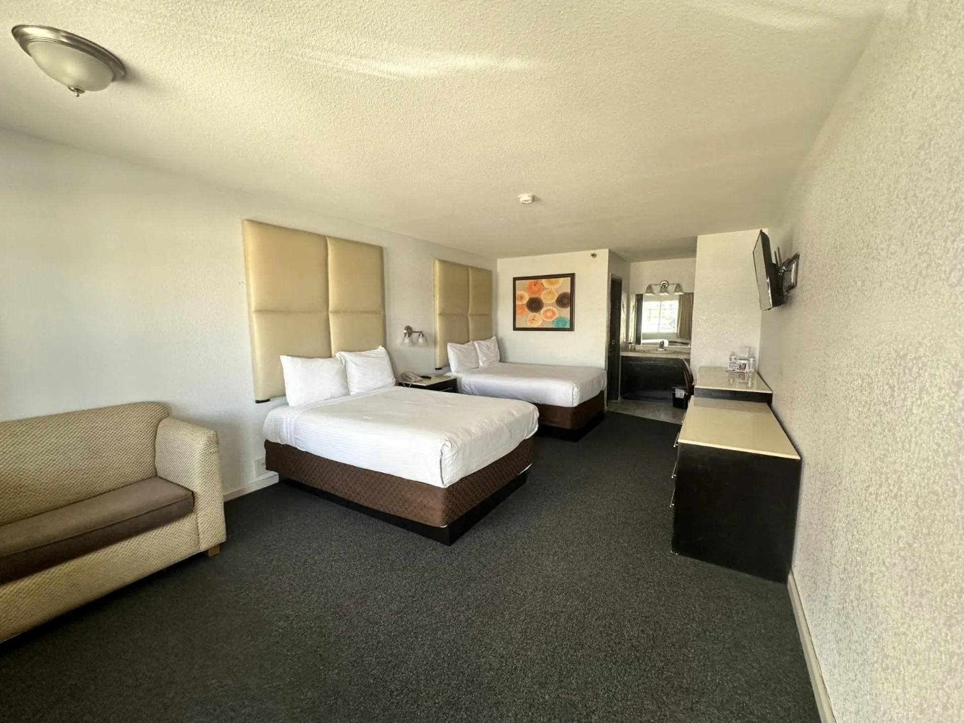 Photo of the whole room, Bed in The New Pioneer