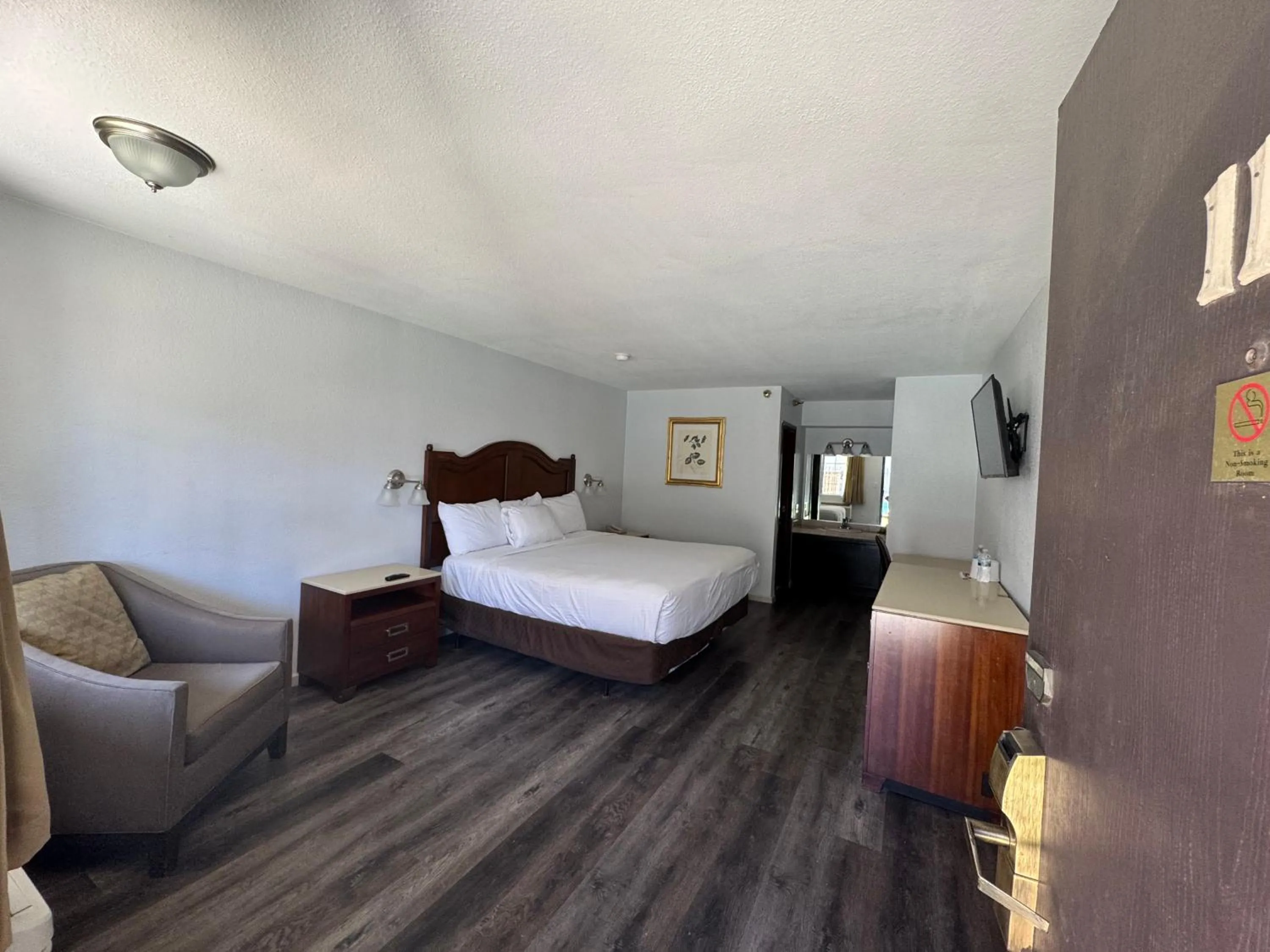 Photo of the whole room, Bed in The New Pioneer