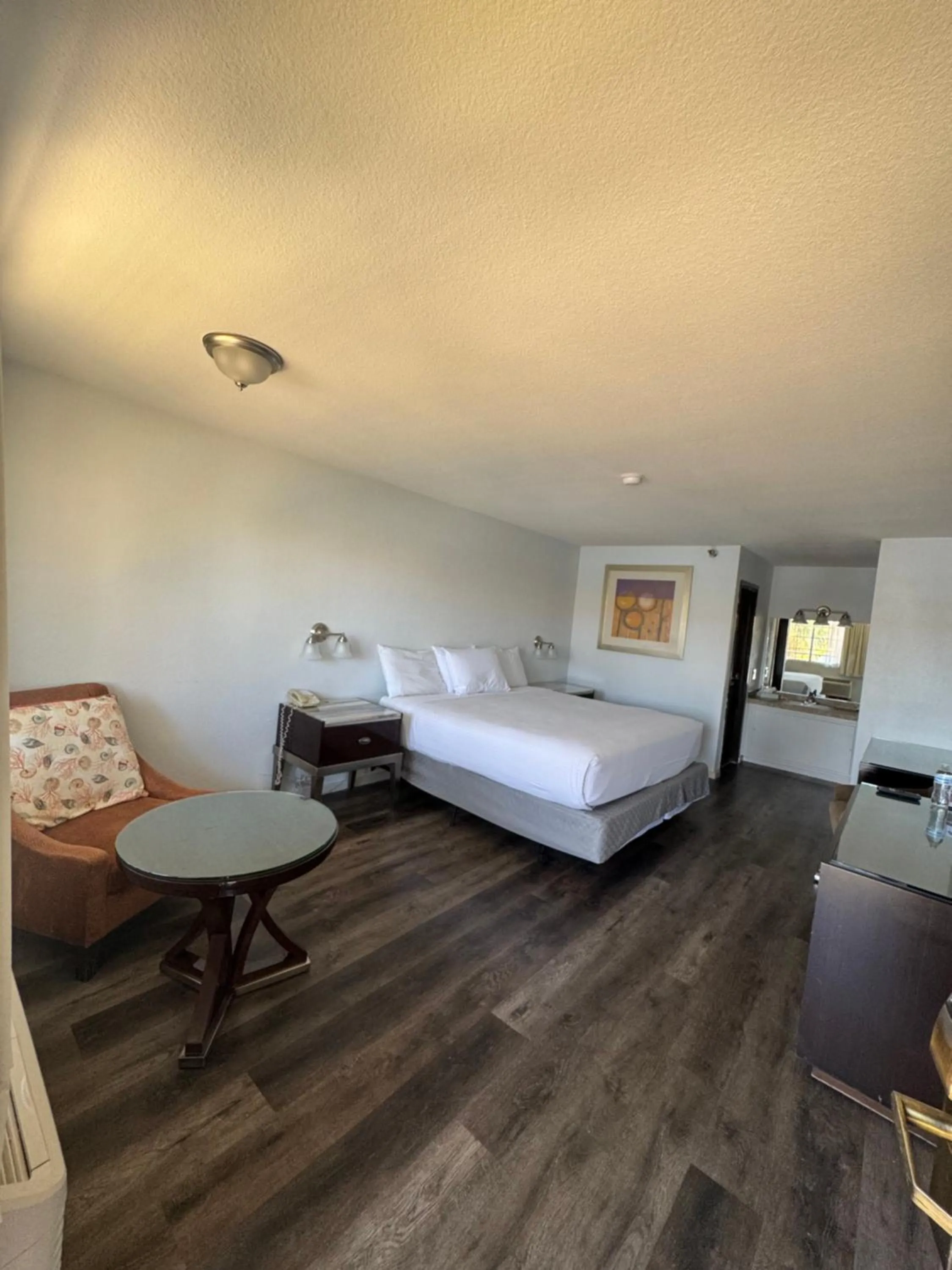 Seating area, Bed in The New Pioneer