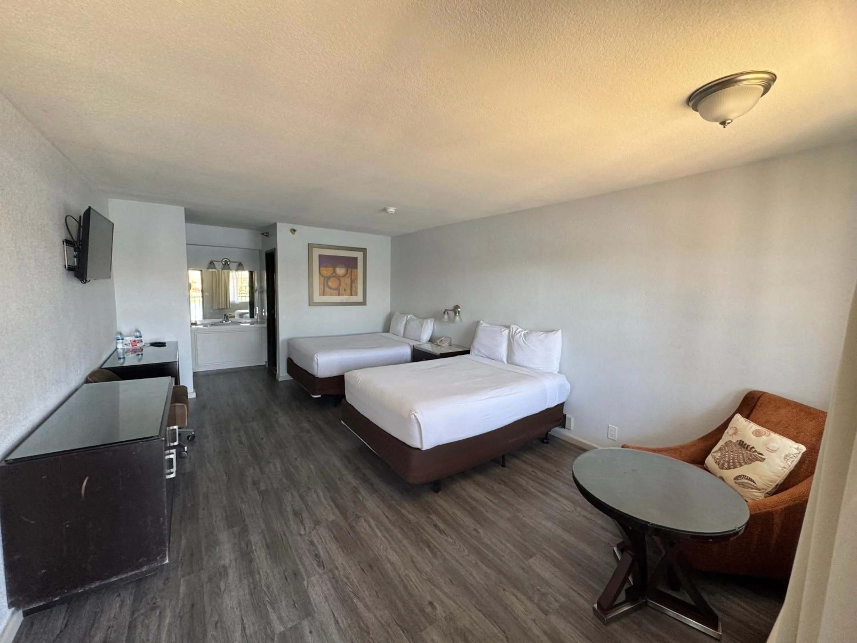 Photo of the whole room, Bed in The New Pioneer