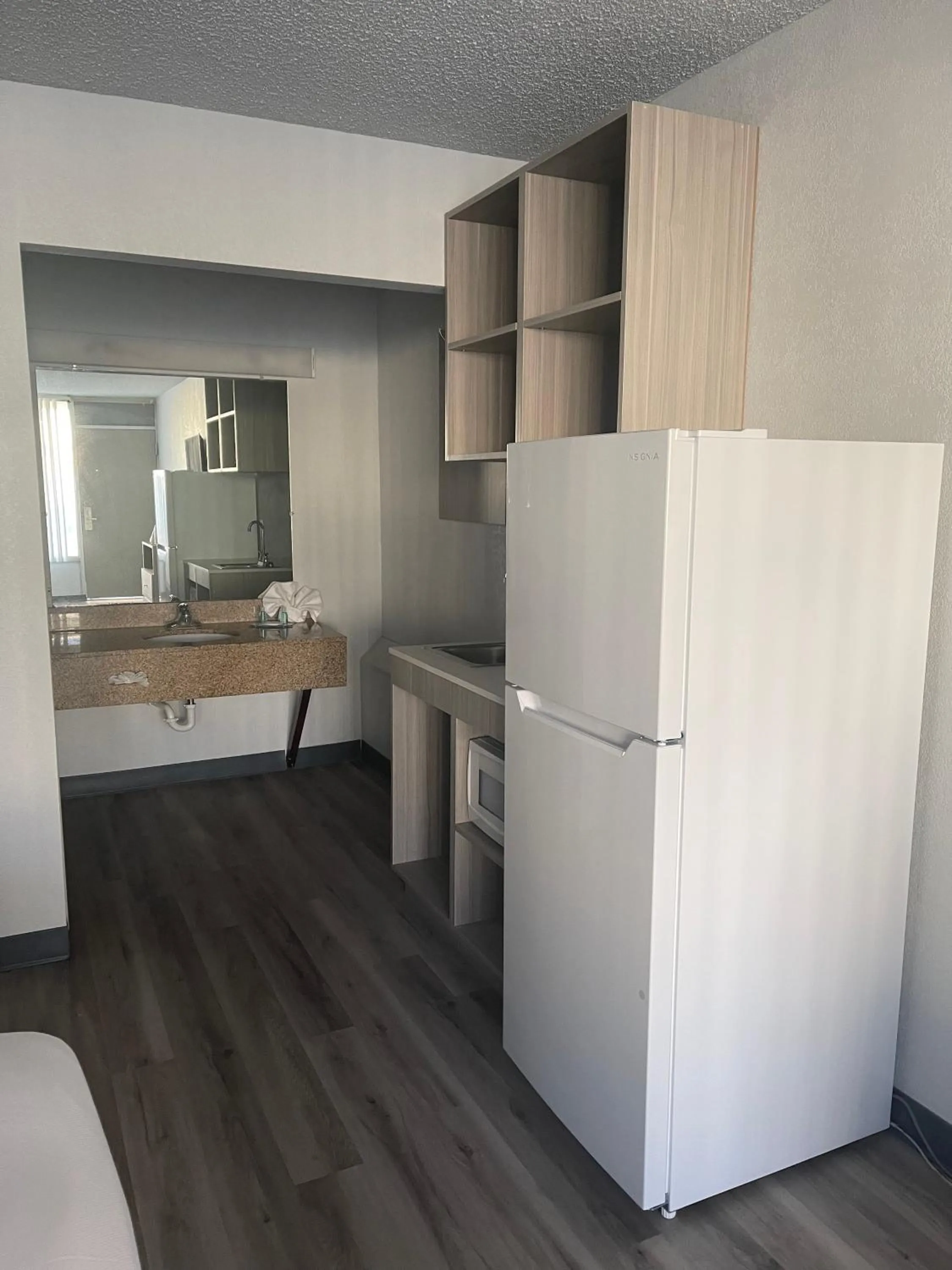 Kitchen or kitchenette in Suburban Studios Pueblo North