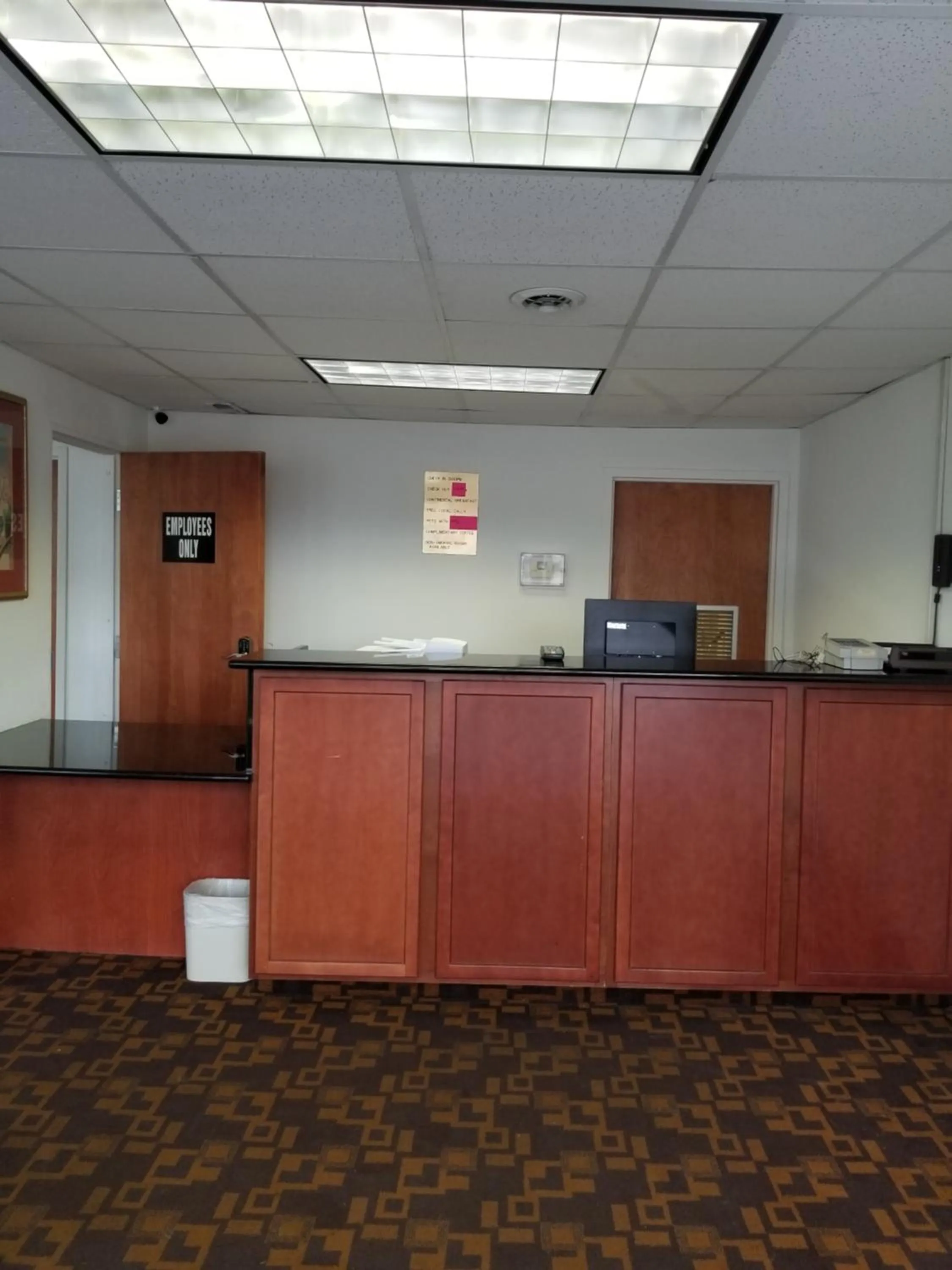 Lobby or reception in Suburban Studios Pueblo North