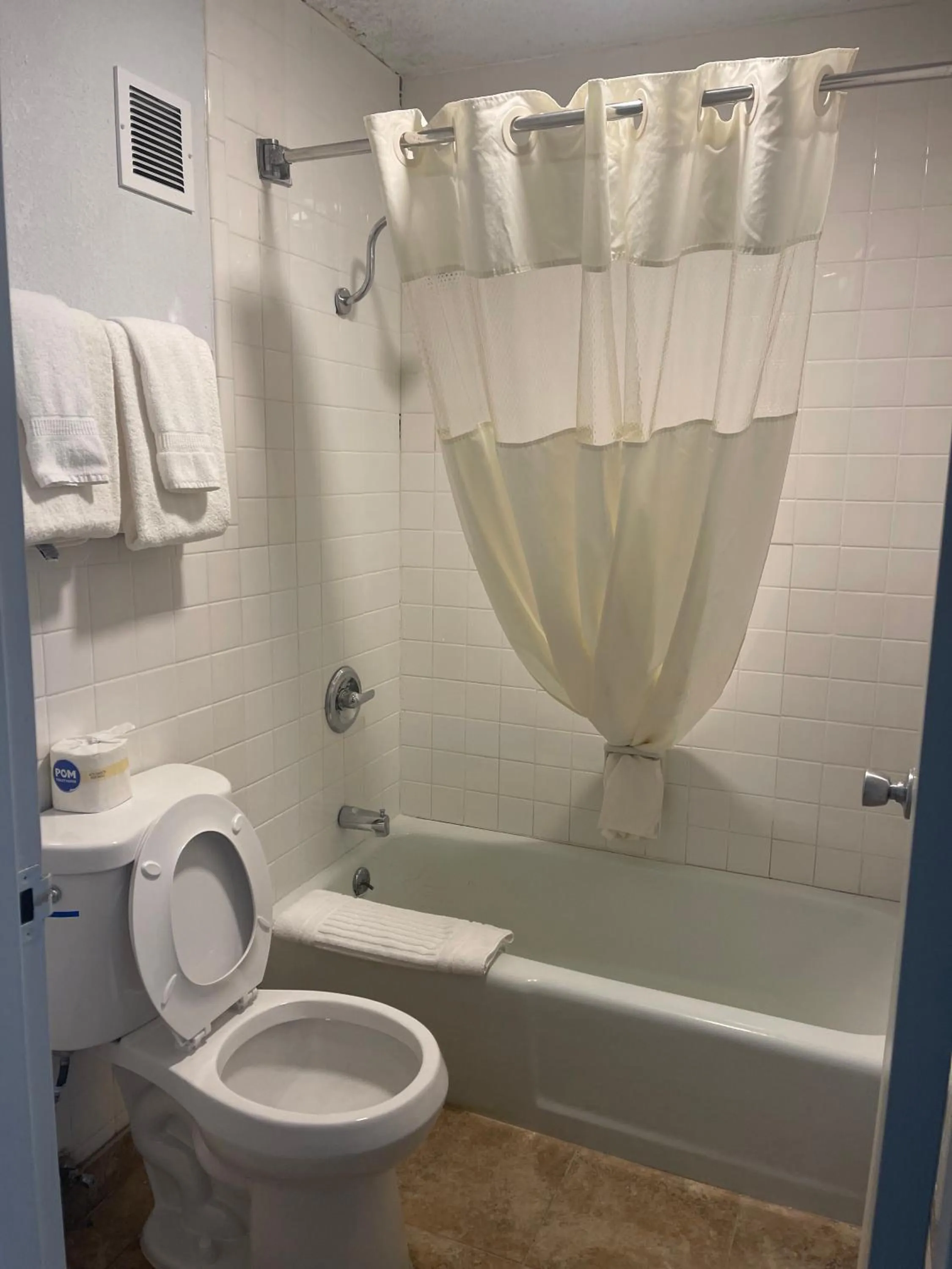 Shower in Suburban Studios Pueblo North