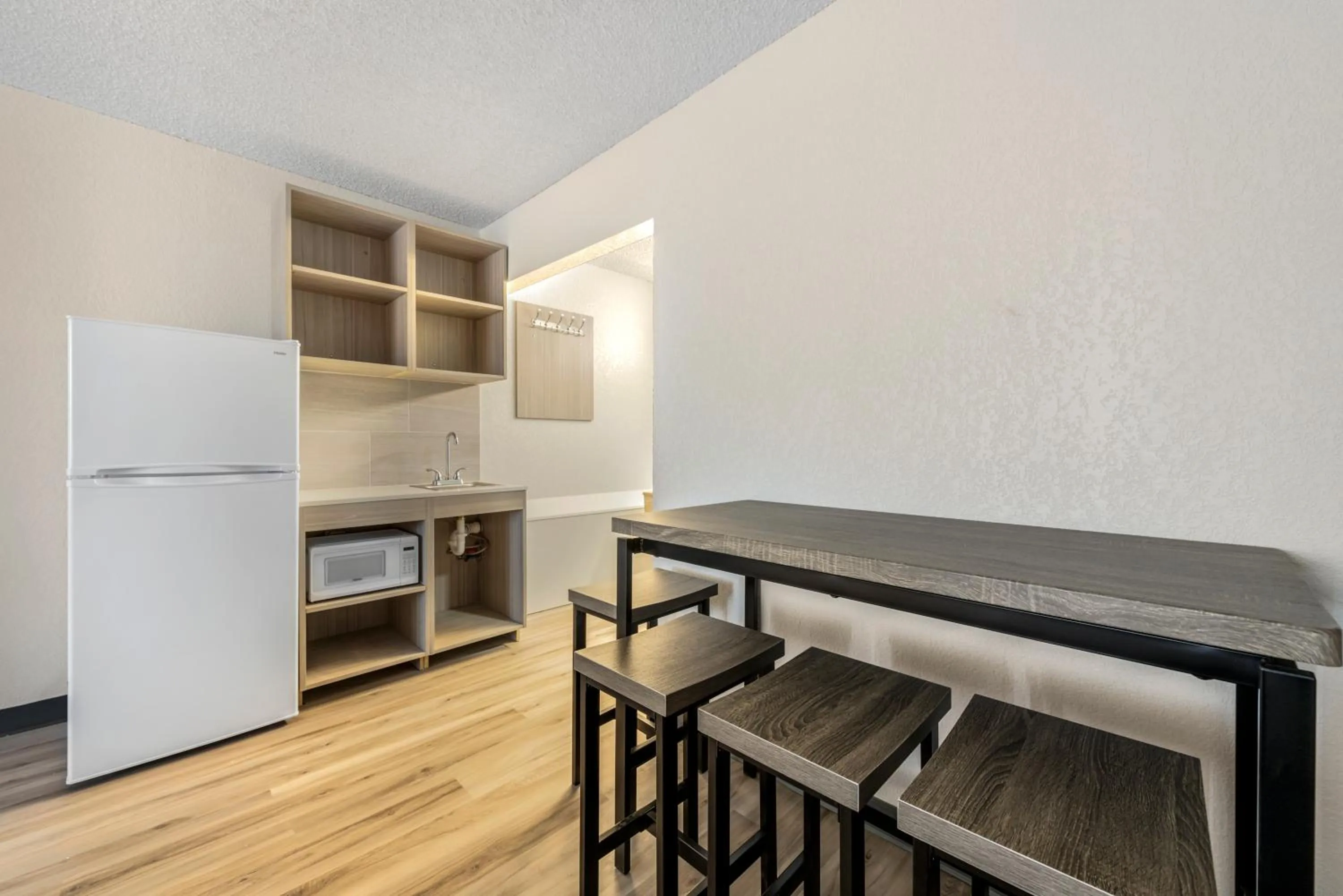 Kitchen or kitchenette, Bed in Suburban Studios Pueblo North