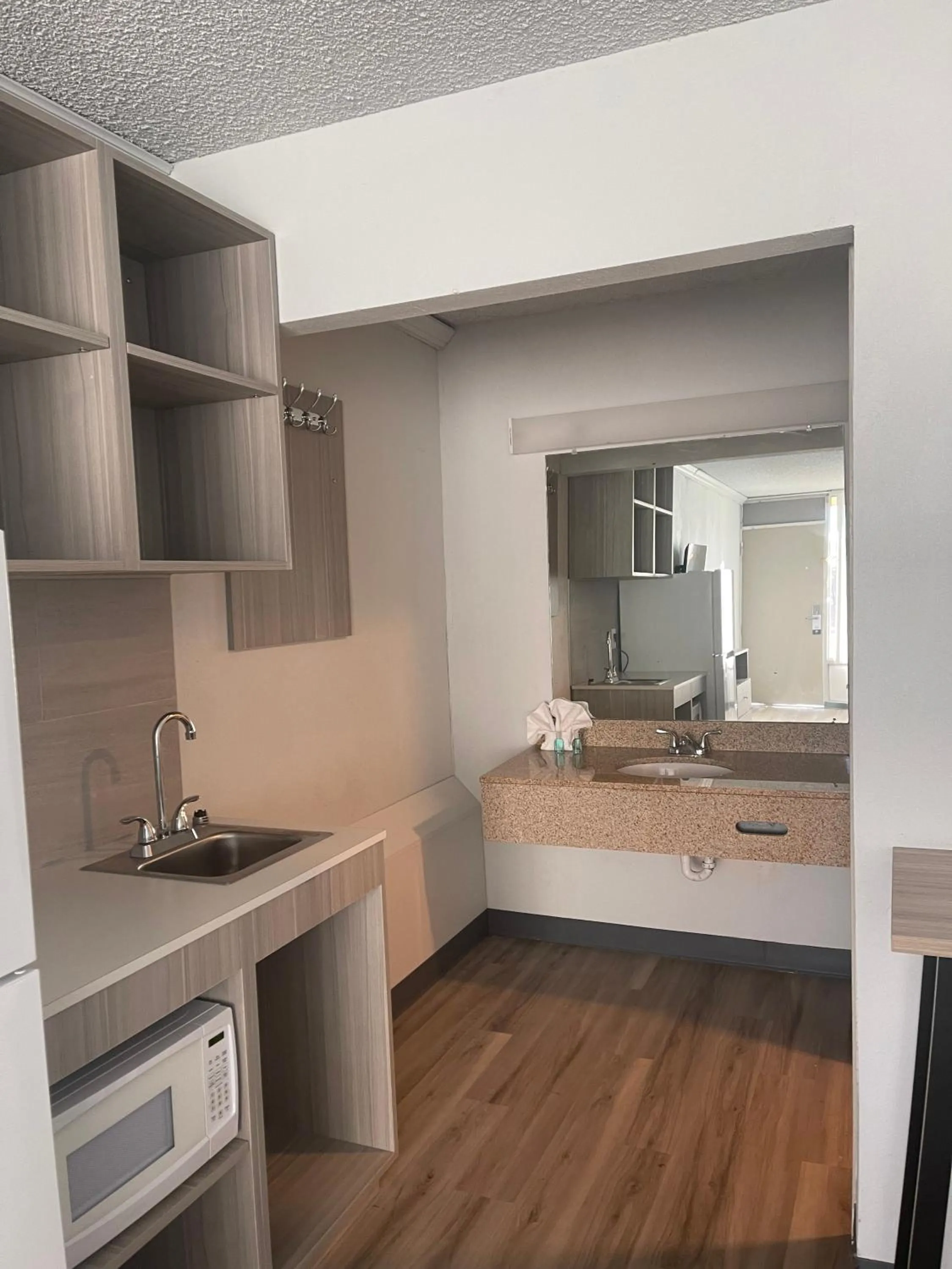 Kitchen or kitchenette in Suburban Studios Pueblo North