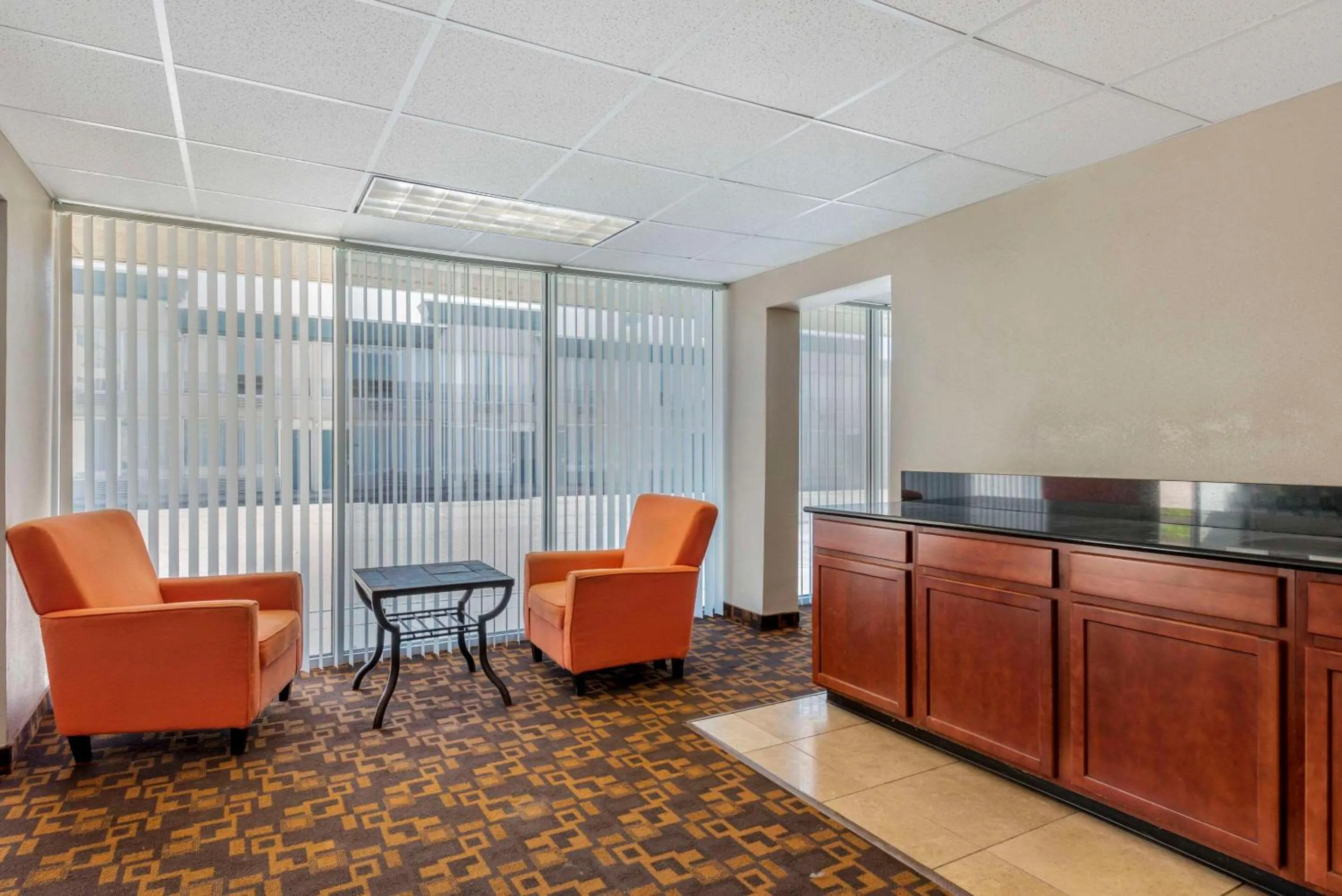 Lobby or reception in Suburban Studios Pueblo North