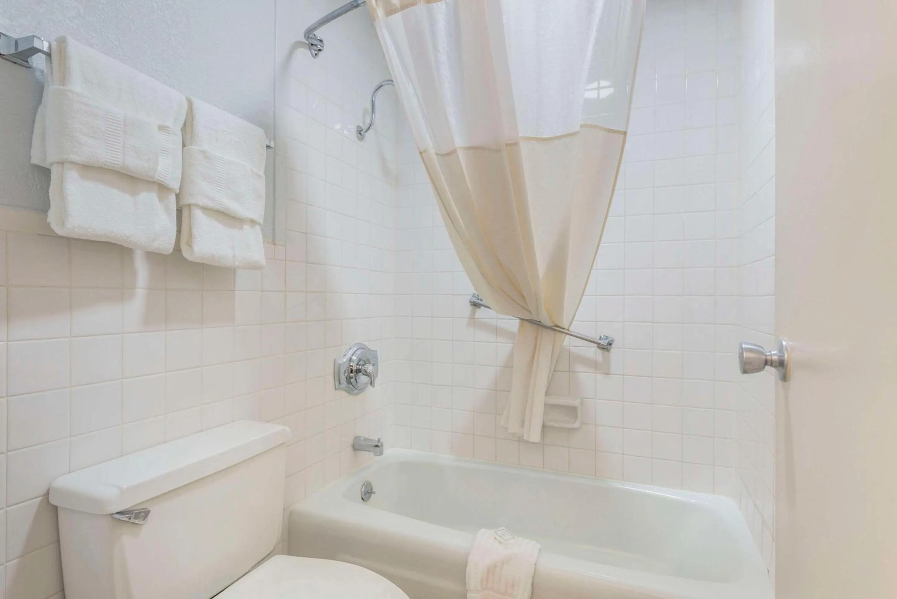 Bedroom in Suburban Studios Pueblo North