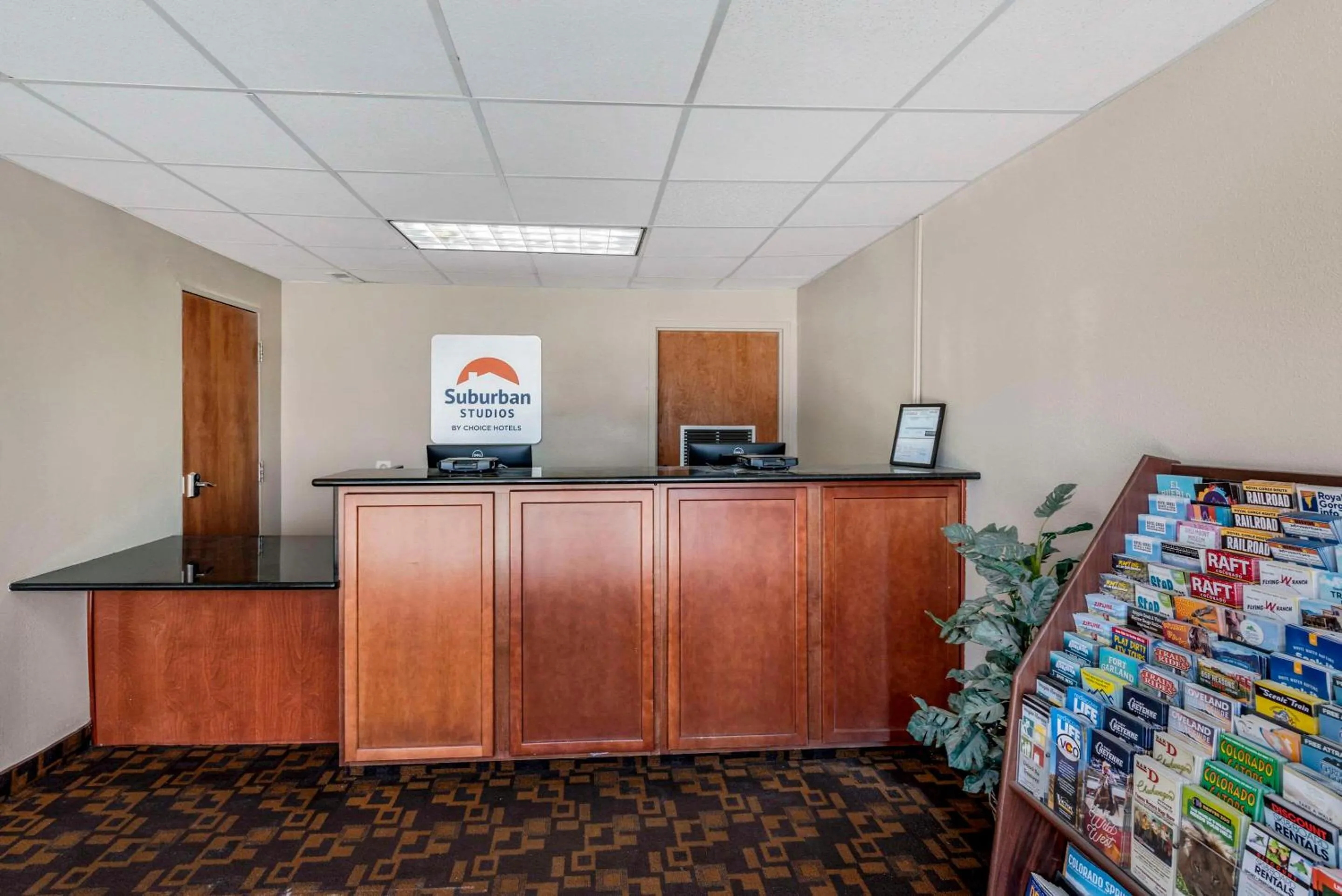 Lobby or reception in Suburban Studios Pueblo North