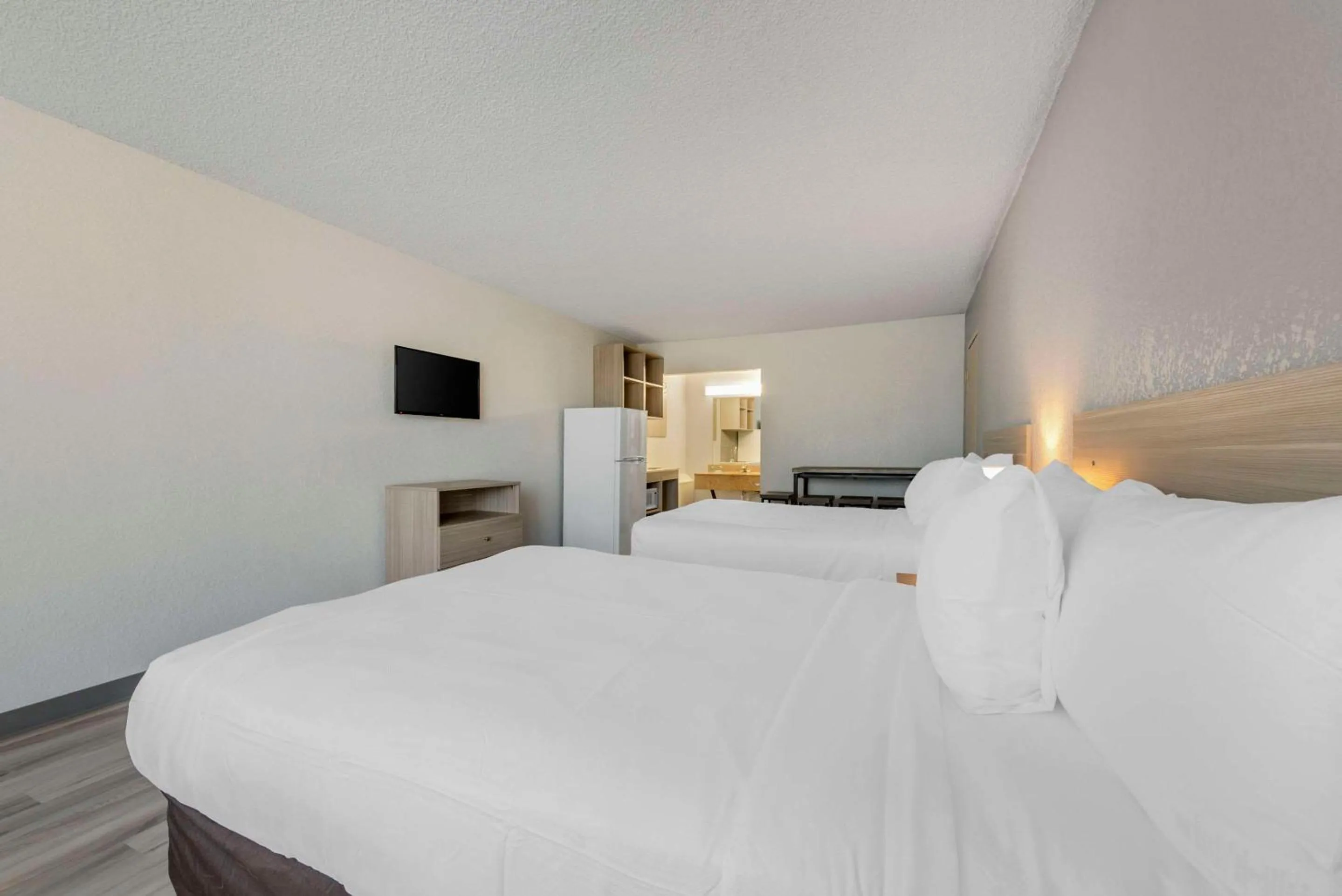 Kitchen or kitchenette, Bed in Suburban Studios Pueblo North