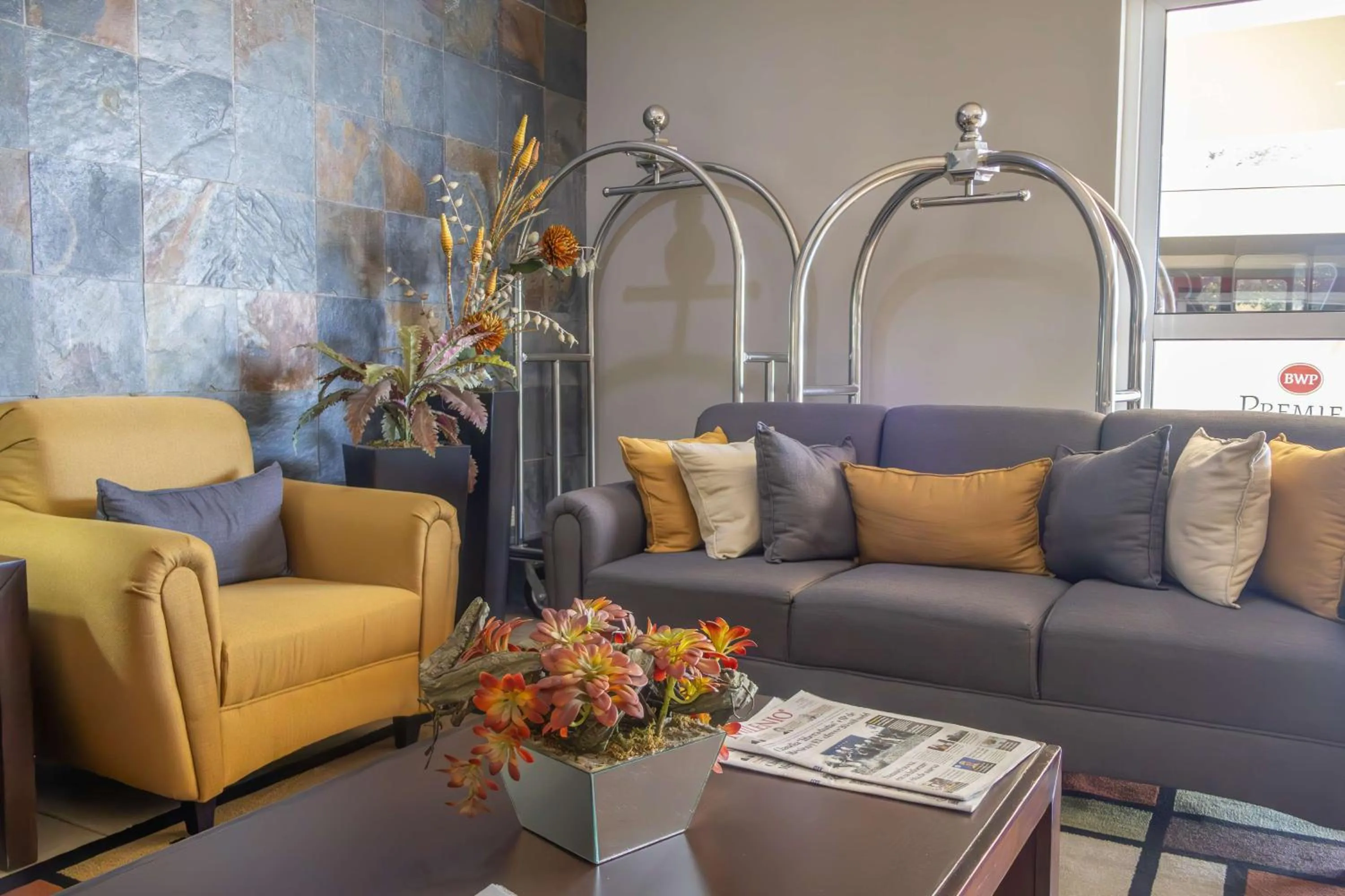 Lobby or reception in Best Western PLUS Monterrey Airport