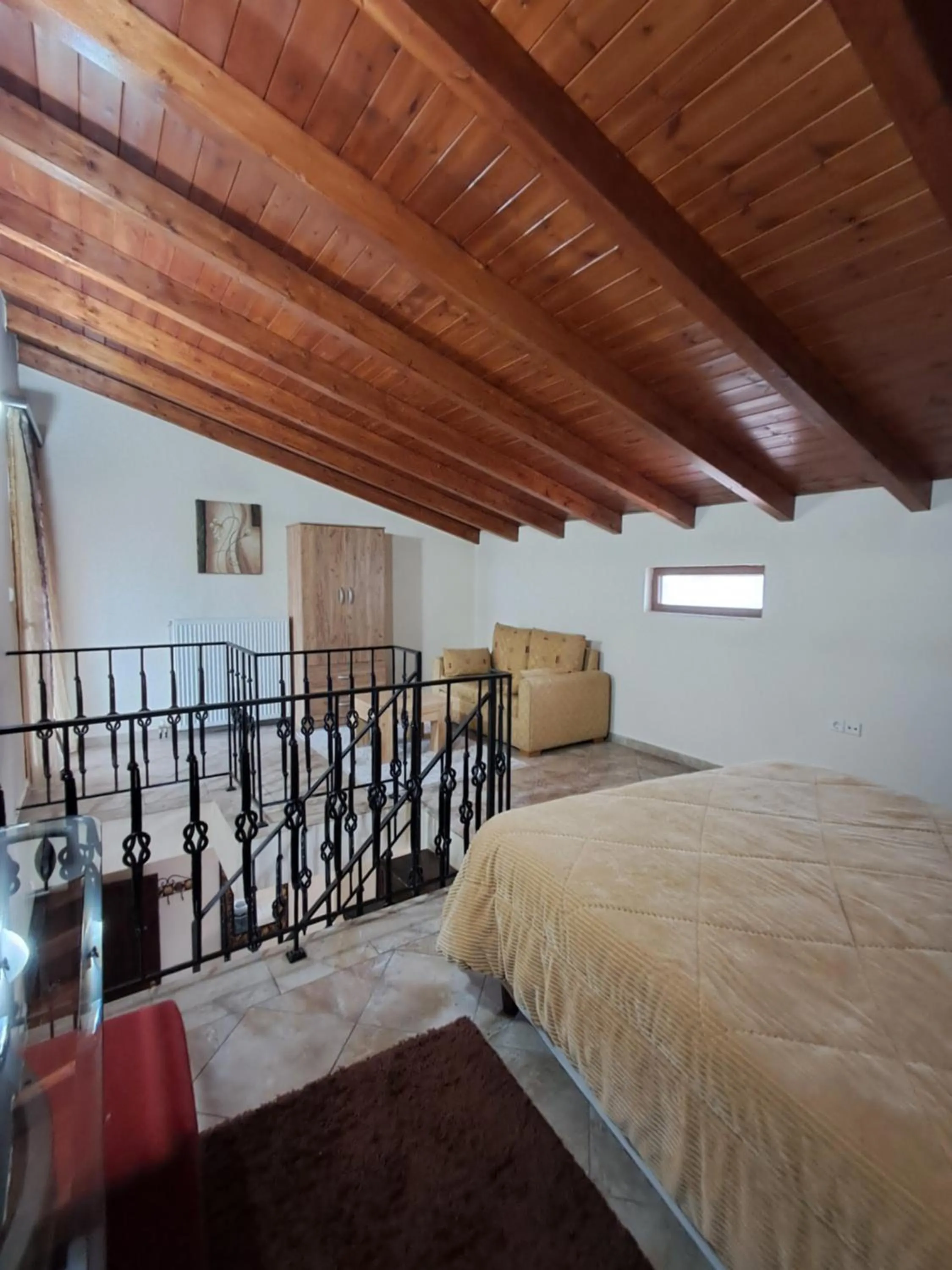 Photo of the whole room, Bed in Enastron