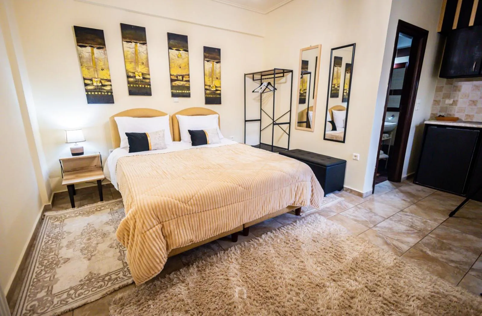 Photo of the whole room, Bed in Enastron