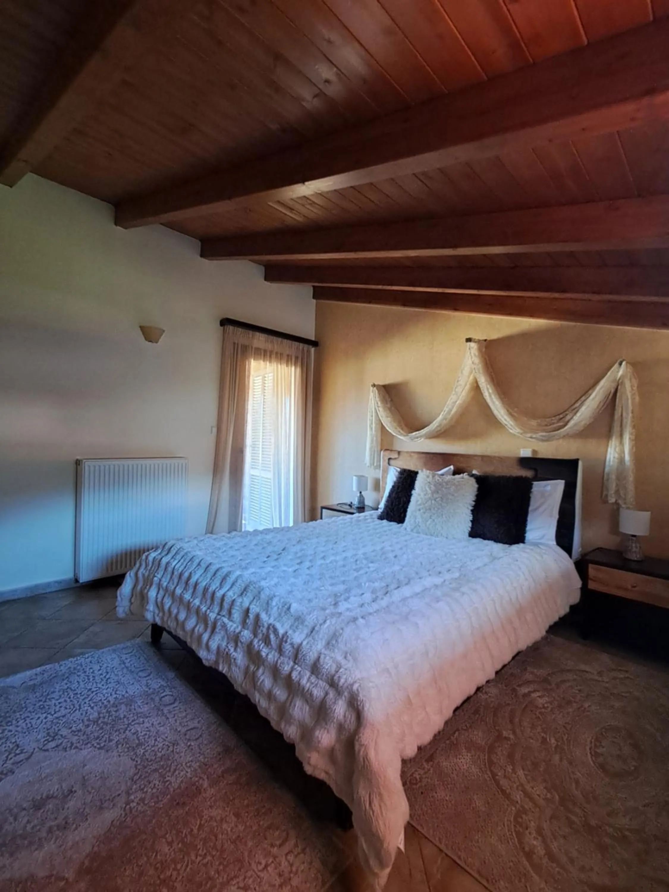 Photo of the whole room, Bed in Enastron