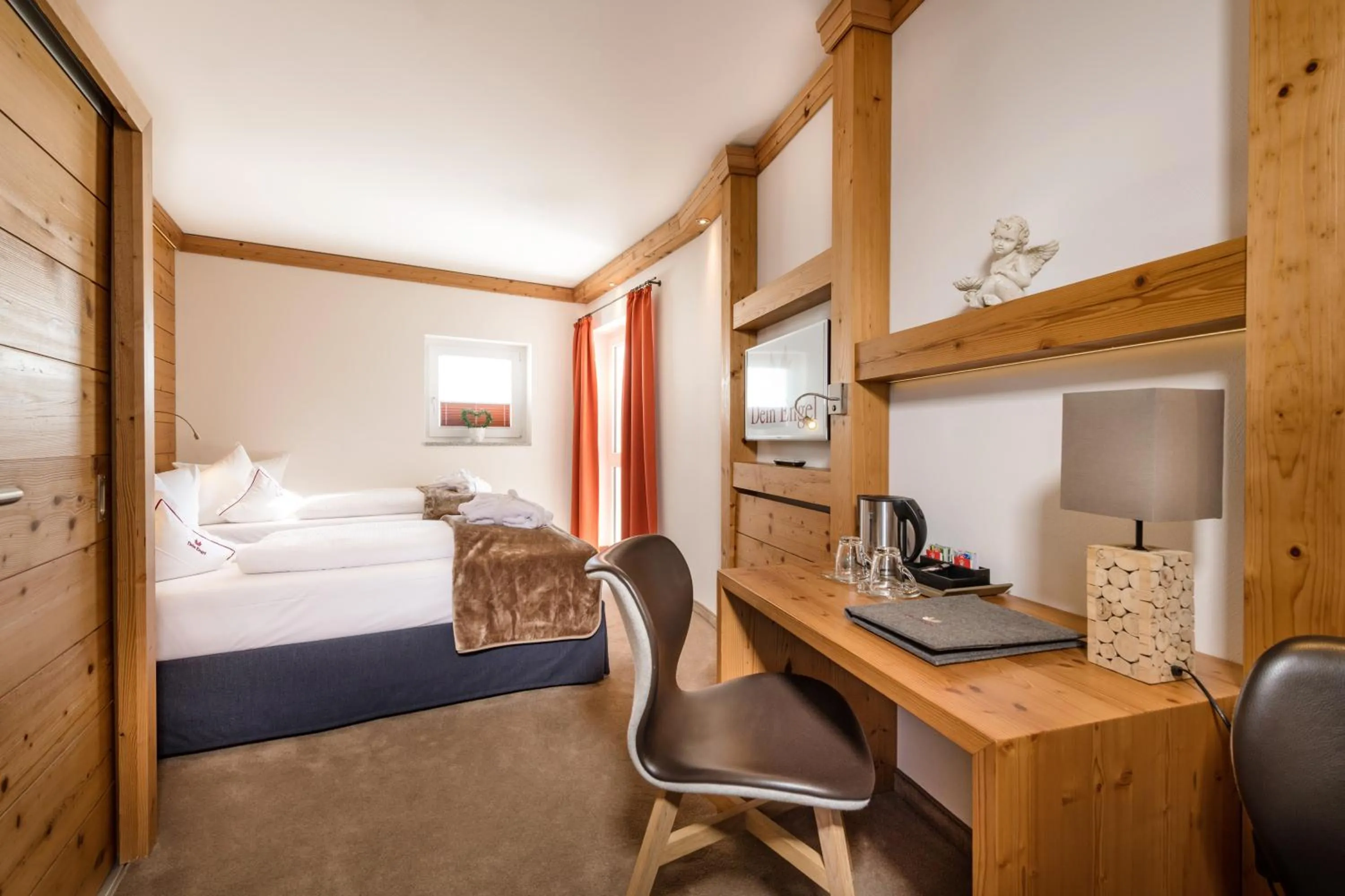 Photo of the whole room, Bed in Dein Engel