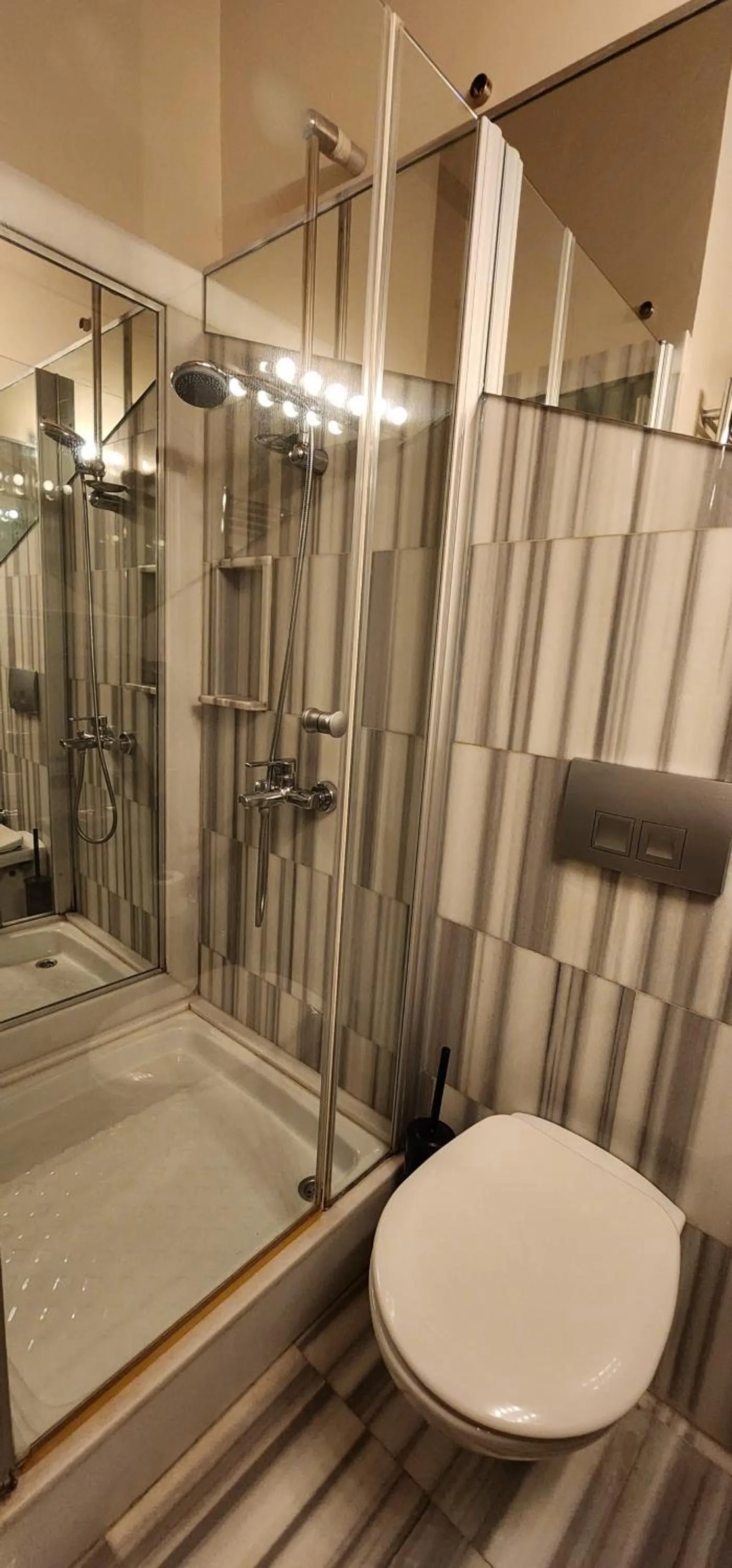 Shower in Rooms Galata