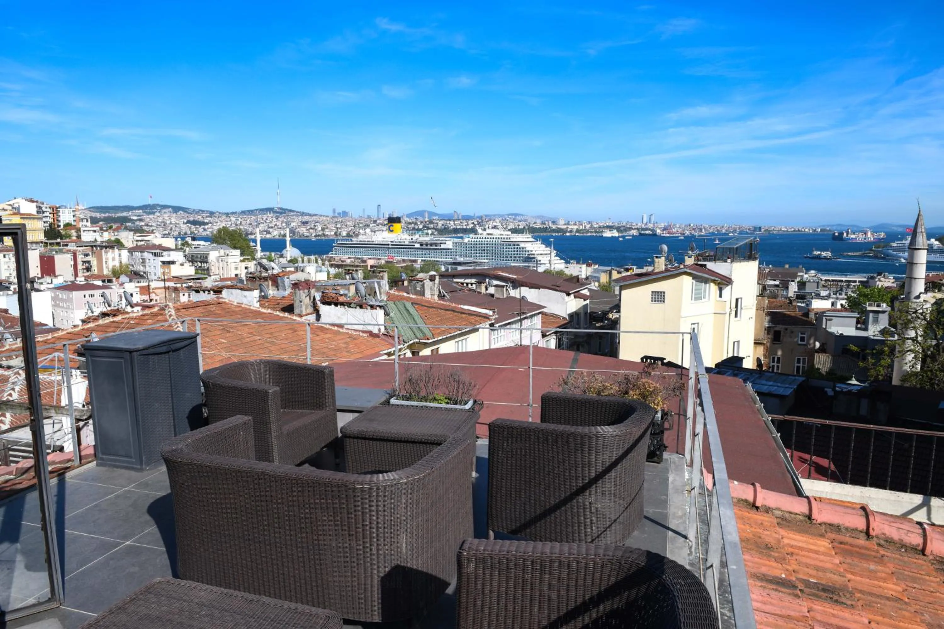 Property building in Rooms Galata