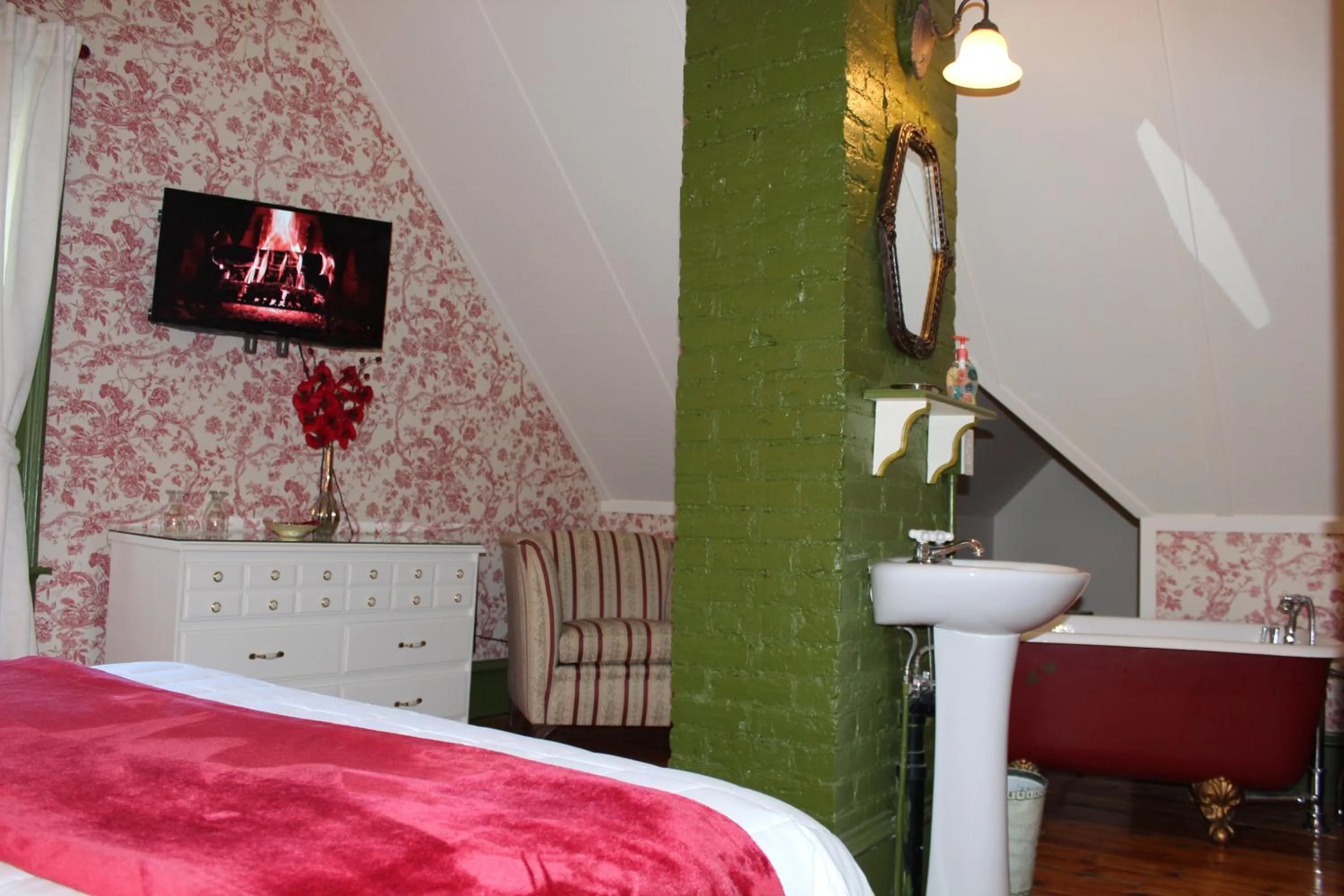 Photo of the whole room, Bed in La Belle Victorienne