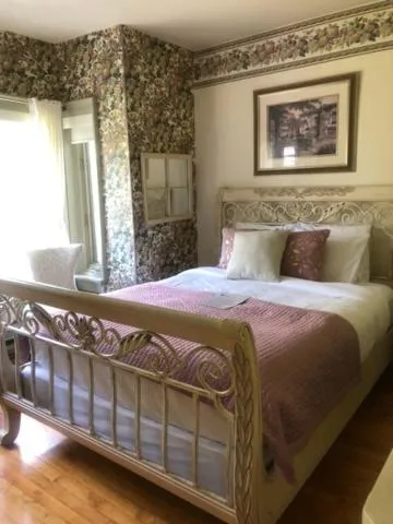 Bed in La Belle Victorienne