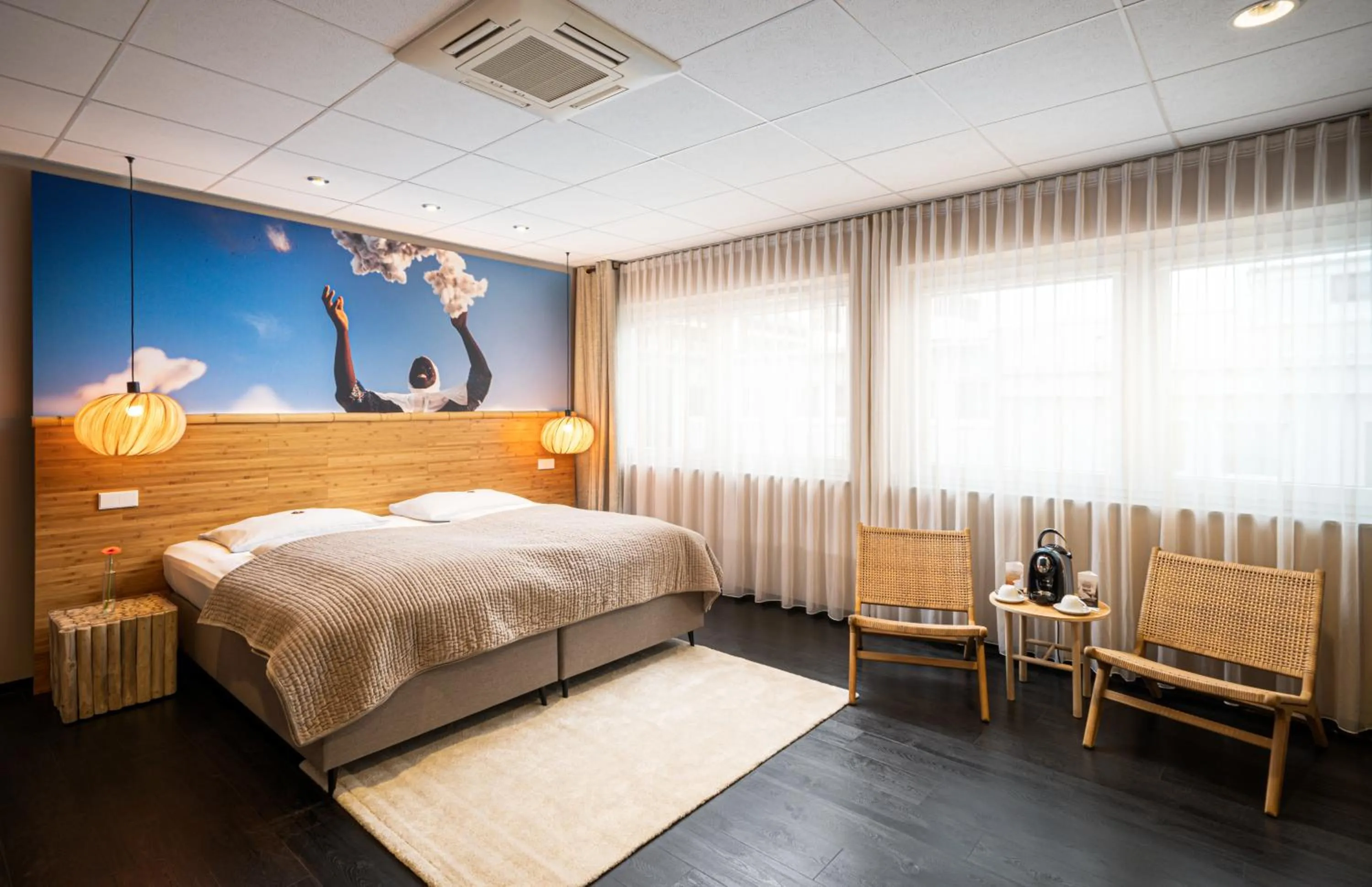 Photo of the whole room, Bed in Food Hotel